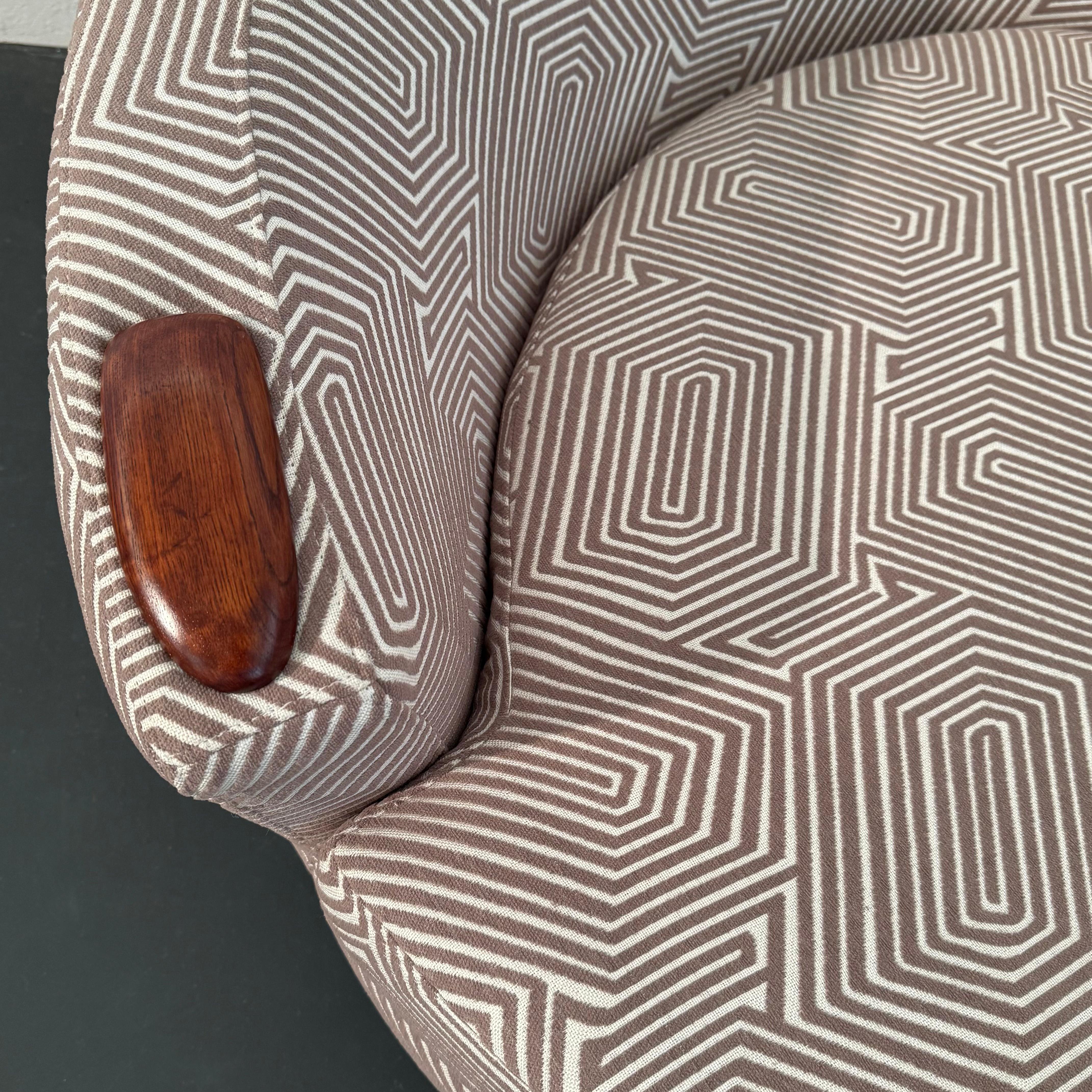 Mid-Century Modern Oversized Round Chaise Lounge Chair For Sale 2