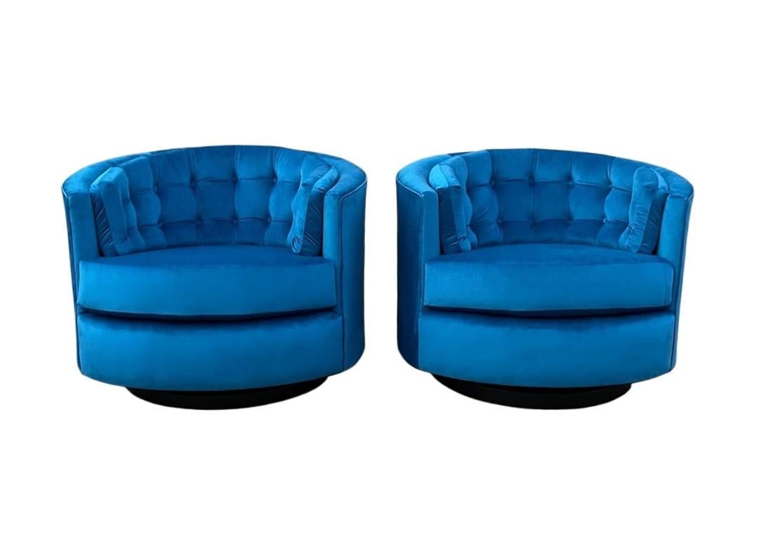 Outstanding design! Fully restored pair of large-scale swivel chairs in the style of Milo Baughman from the 1970s. These chairs are all about optimal form and function. Tailored to perfection each with a timeless barrel back design that surrounds