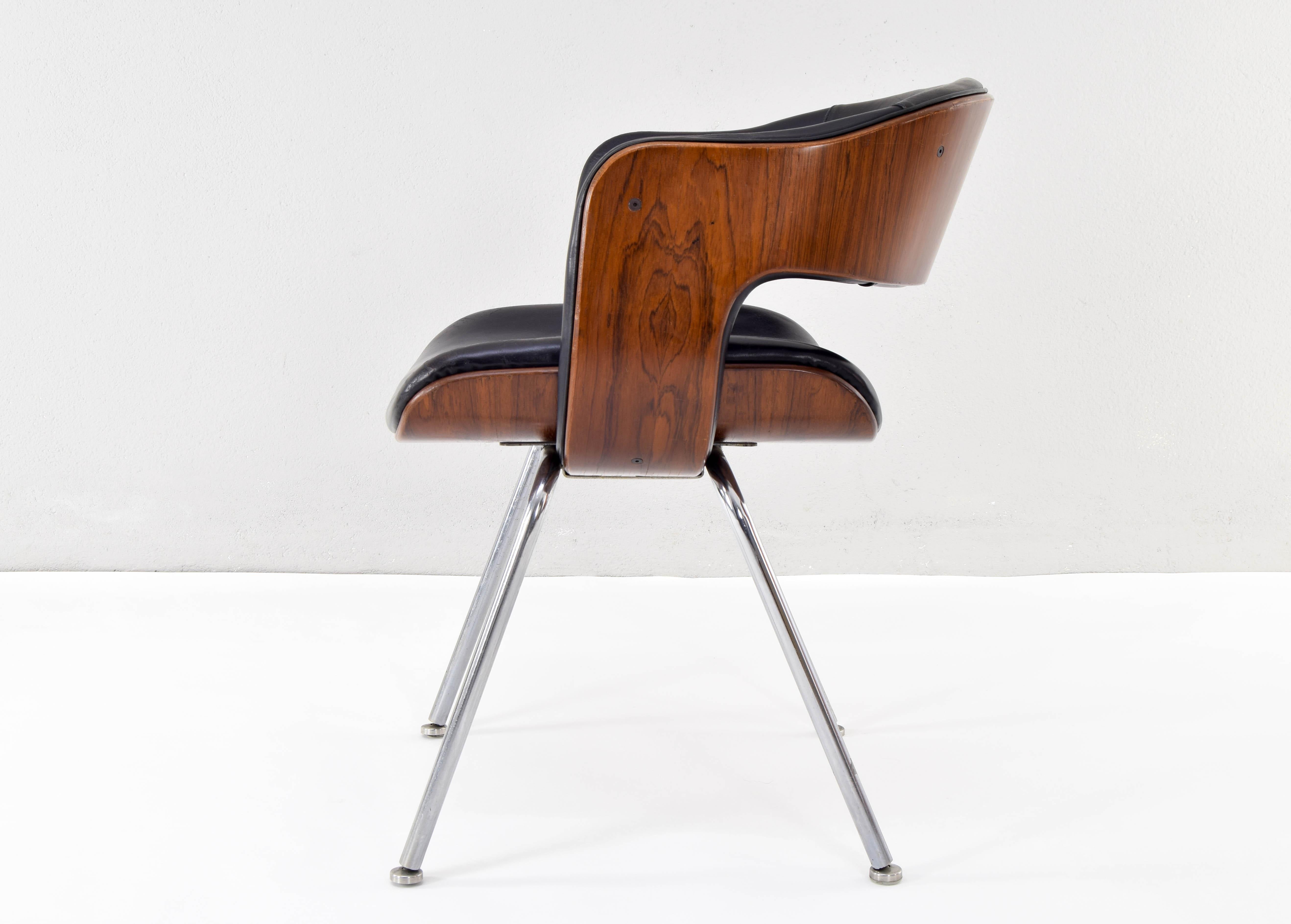 Oxford model armchair designed by Martin Grierson and produced by Arflex in 1963. Both the laminated wood structure and the black natural leather upholstery are in good condition although with the logical wear and tear of