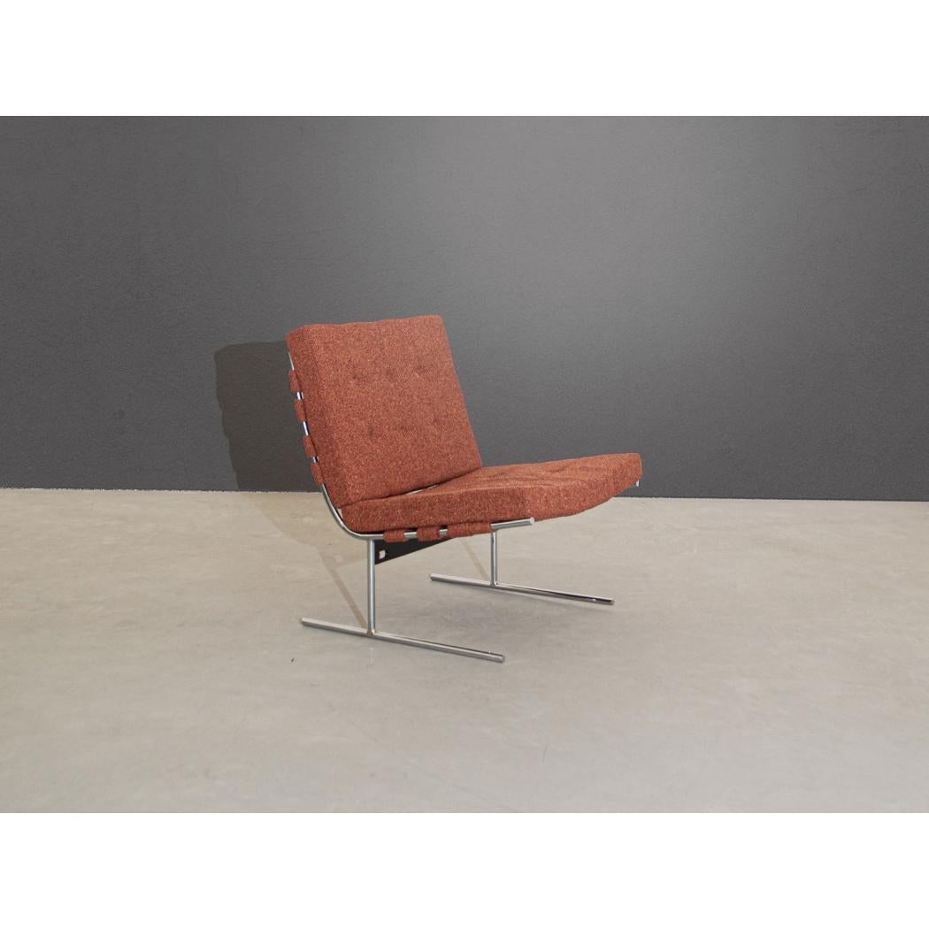 This is an outstanding lounge chair designed by Jorge Zalszupin during the Brazilian midcentury. The 
