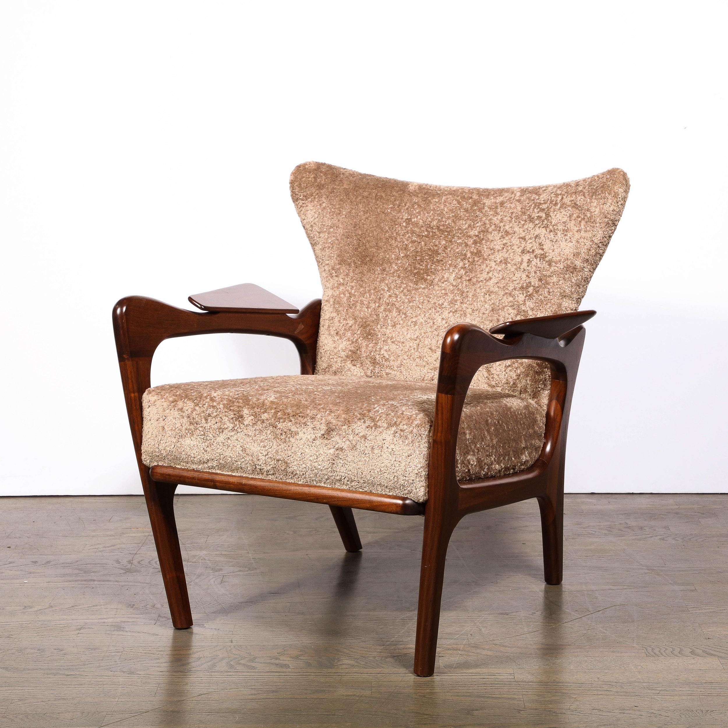 Cet emblématique fauteuil de salon 2291-C de style Mid-Century Modern a été réalisé par le légendaire designer Adrian Pearsall aux États-Unis vers 1960. Il se caractérise par des pieds avant subtilement angulaires et des pieds arrière dramatiquement