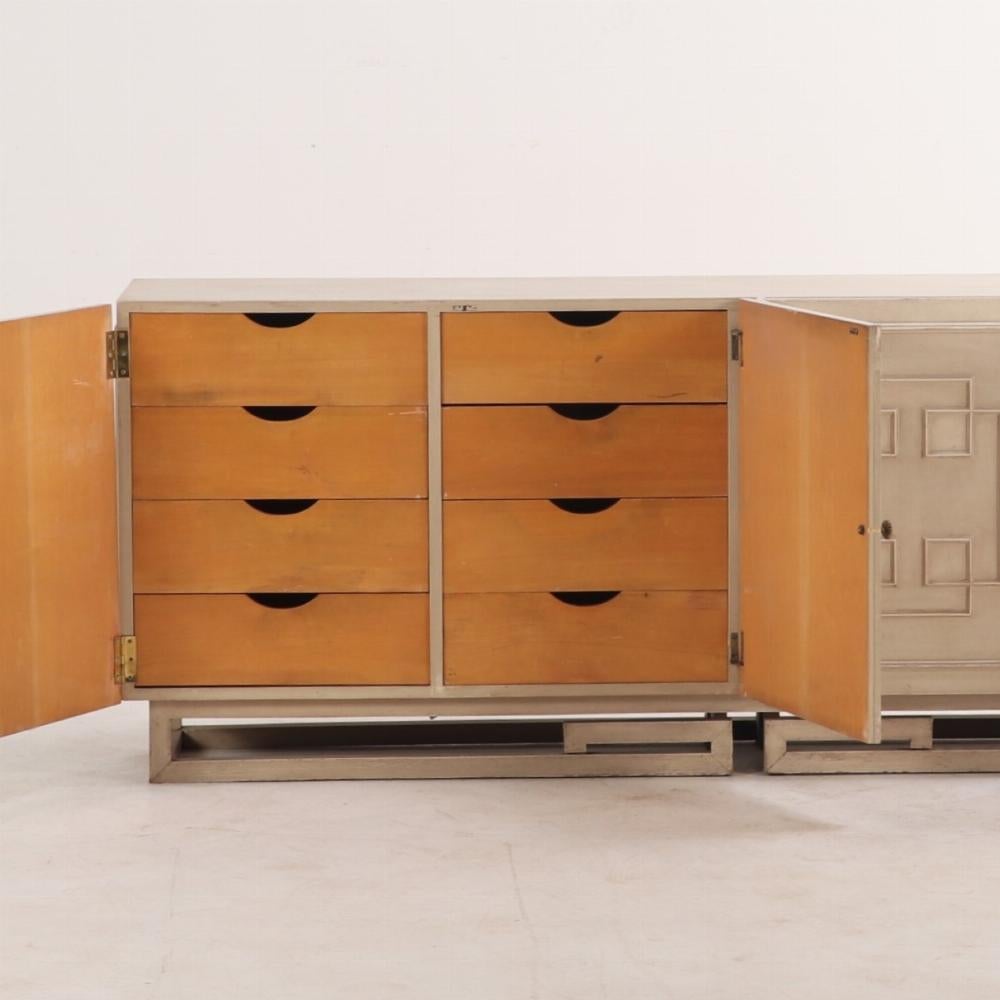 Americano Comò o credenza a quattro ante dipinto della metà del secolo scorso C.C. in vendita
