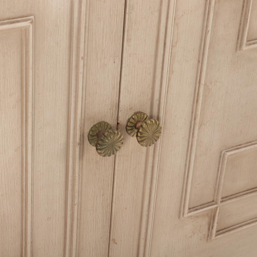 XX secolo Comò o credenza a quattro ante dipinto della metà del secolo scorso C.C. in vendita
