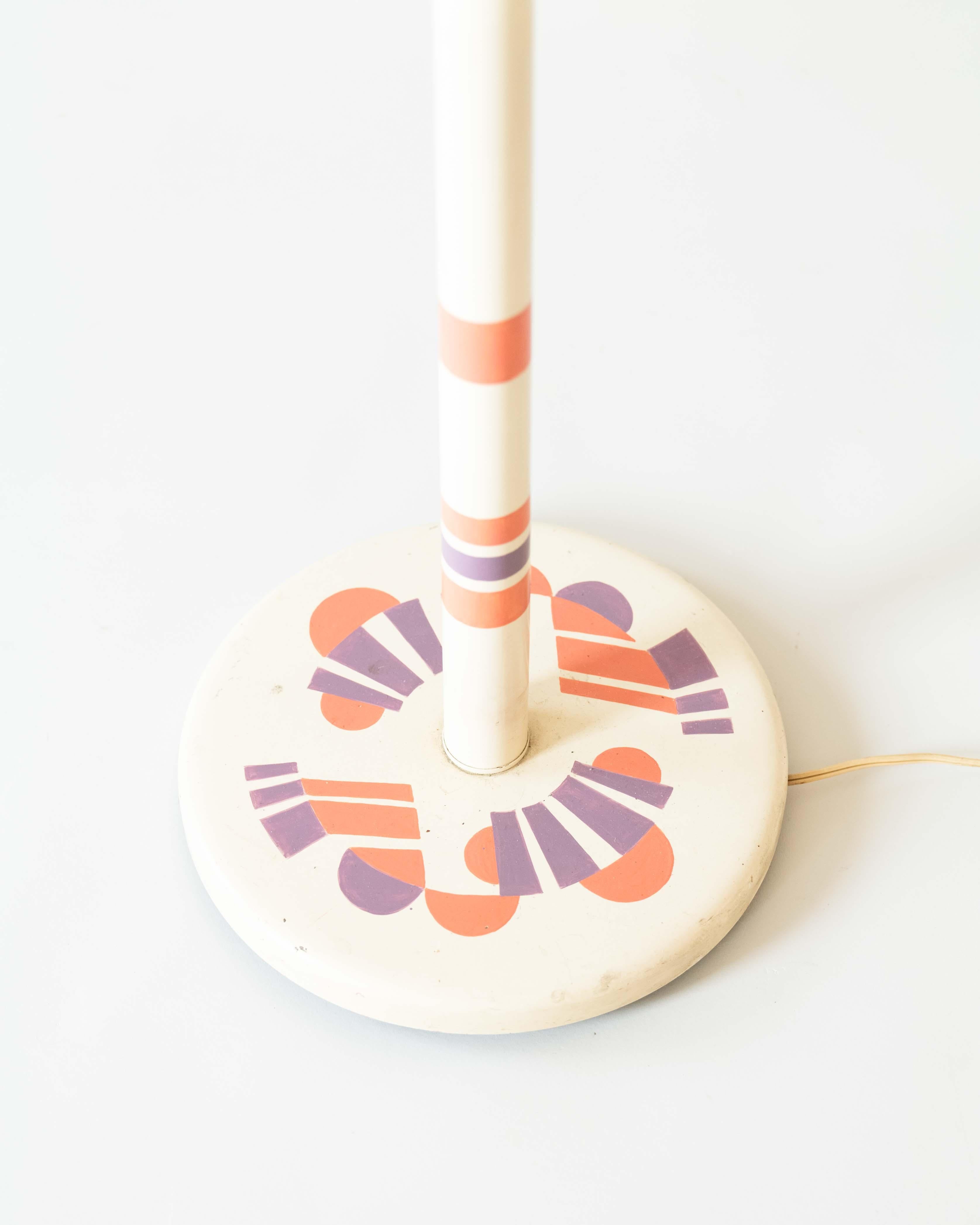 Mid-Century Modern Painted Torchiere Floor Lamp In Good Condition For Sale In New York, NY
