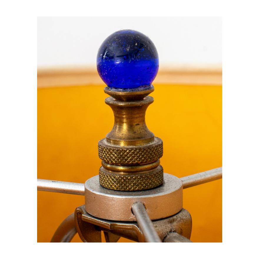  Mid-Century Modern Pair Art Deco Style Blaue Glasscheibe Tischlampen (Messing) im Angebot