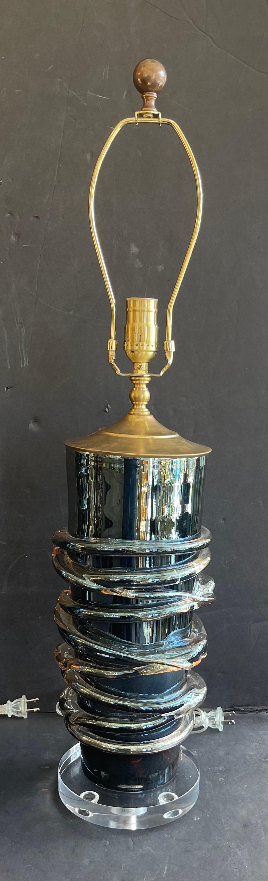 Una meravigliosa coppia di lampade in vetro artistico iridescente di Murano a volute veneziane in stile Barovier della metà del secolo su basi in lucite e rifinite con top in ottone, ricablate e pronte per essere utilizzate.