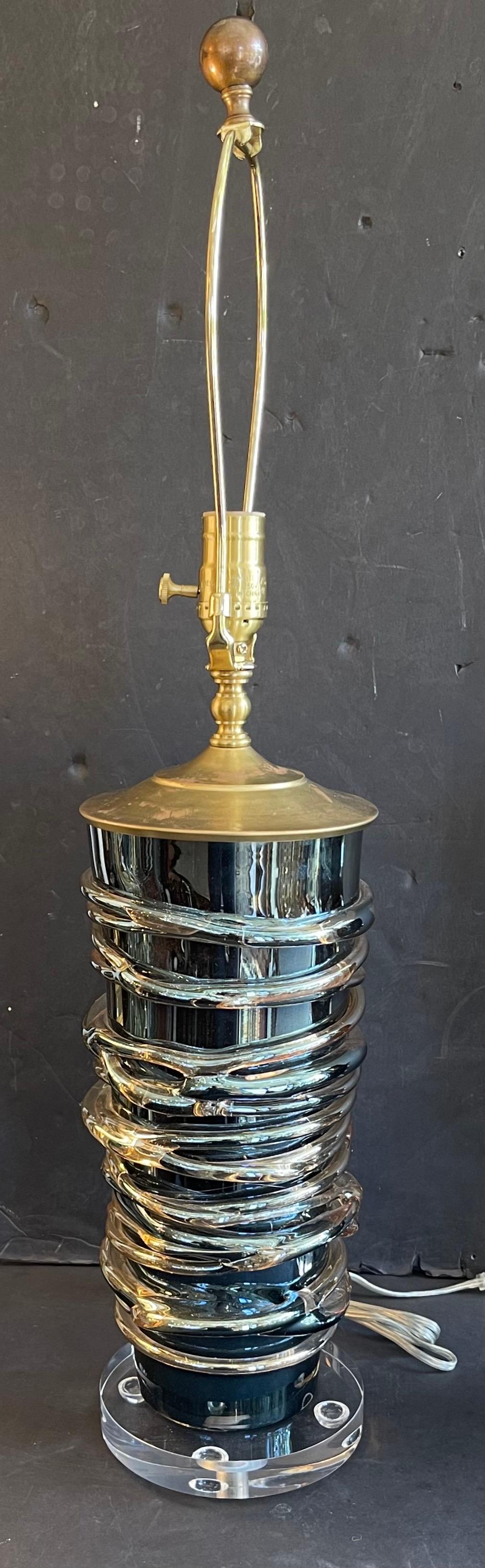 Italiano Coppia di lampade in vetro iridescente di Murano di metà secolo Barovier a volute veneziane in vendita