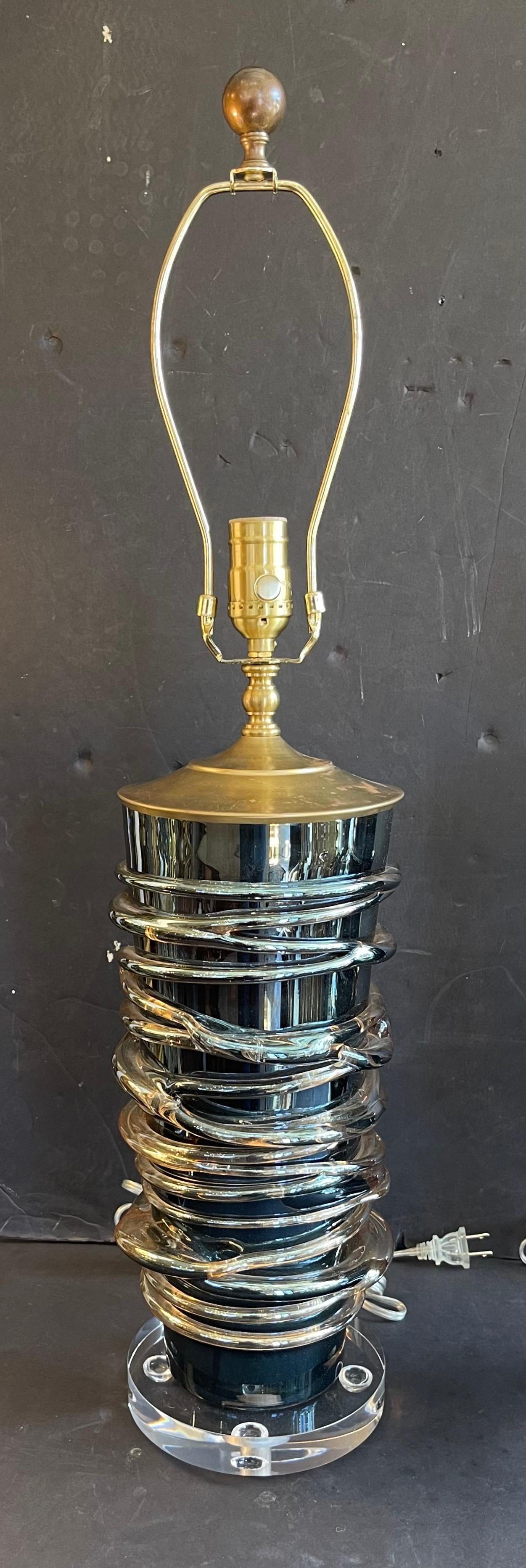 Coppia di lampade in vetro iridescente di Murano di metà secolo Barovier a volute veneziane In condizioni buone in vendita a Roslyn, NY