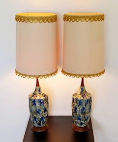 Paire de lampes de table modernes du milieu du siècle en céramique à glaçure lave bleue:: 1960s Finials