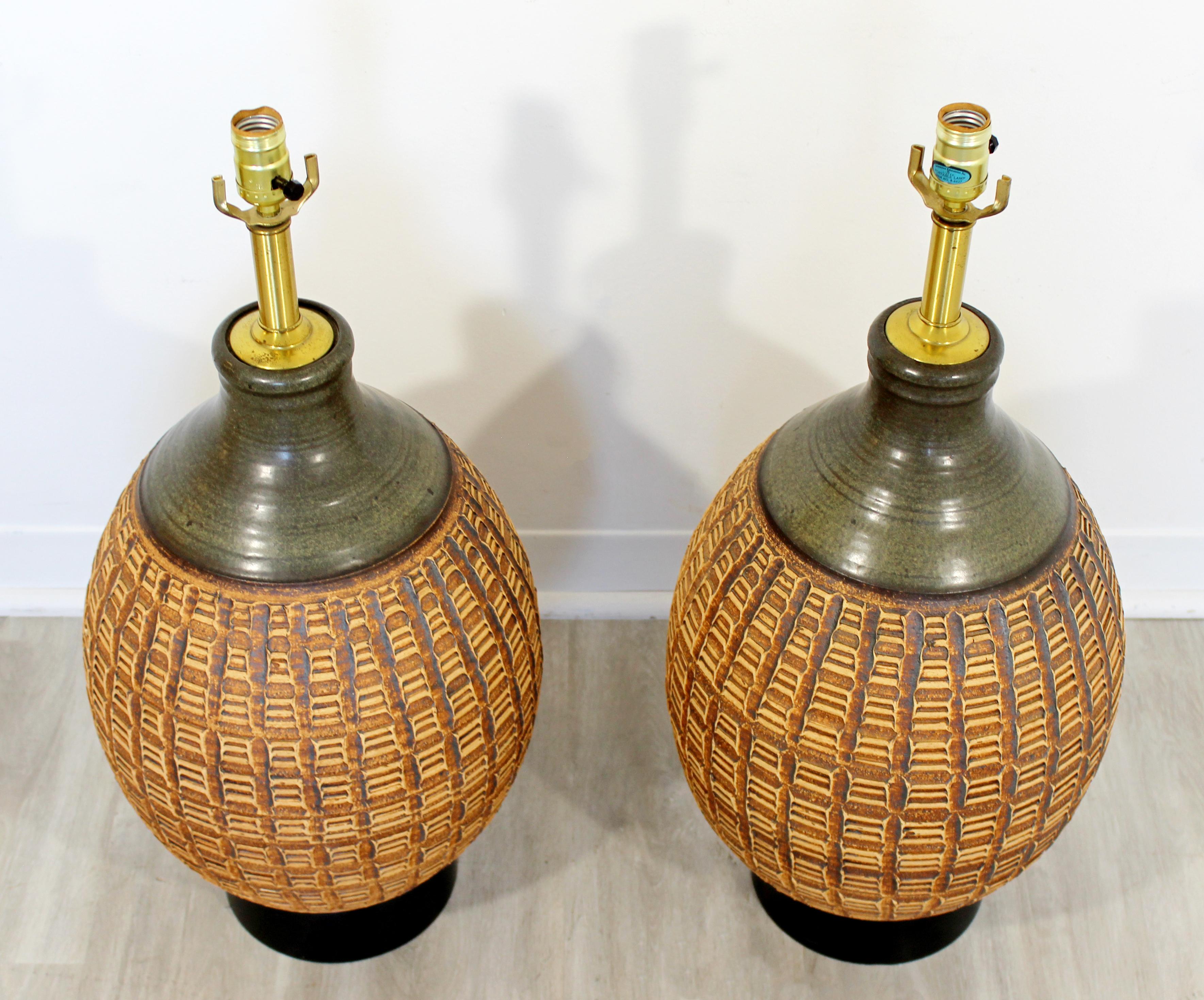For your consideration is a gorgeous pair of large, ceramic table lamps, by Bob Kinzie for the Affiliated Craftsmen Lamp Company of Costa Mesa, CA, circa 1970s. In excellent vintage condition. The dimensions of each are 10