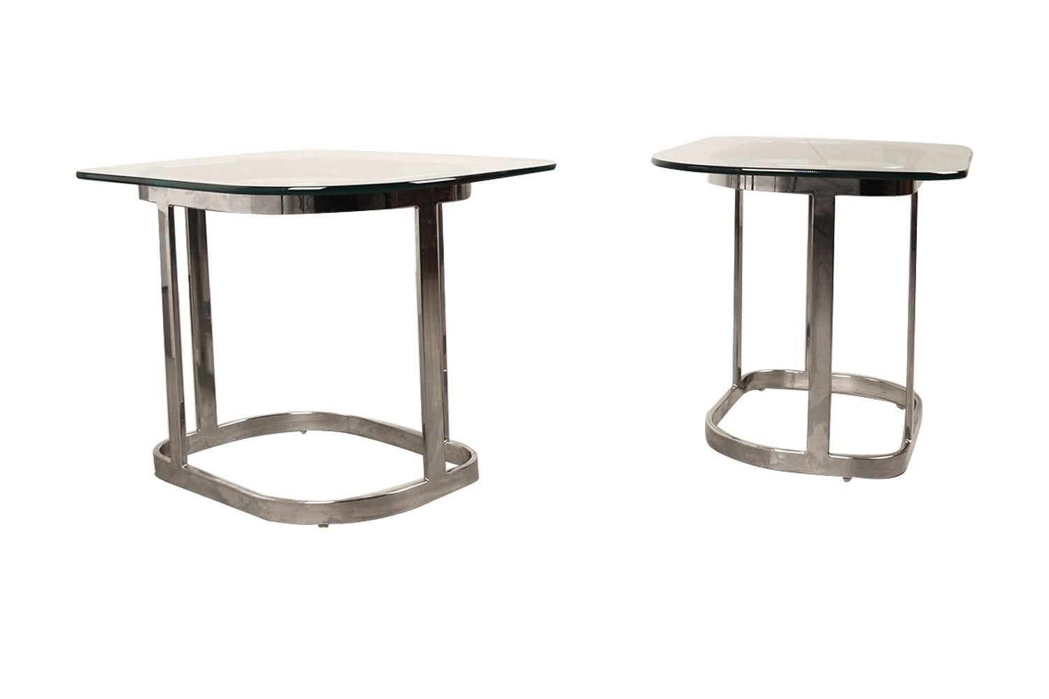 Fin du 20e siècle Paire de tables d'appoint en verre chromé mi-siècle moderne  en vente