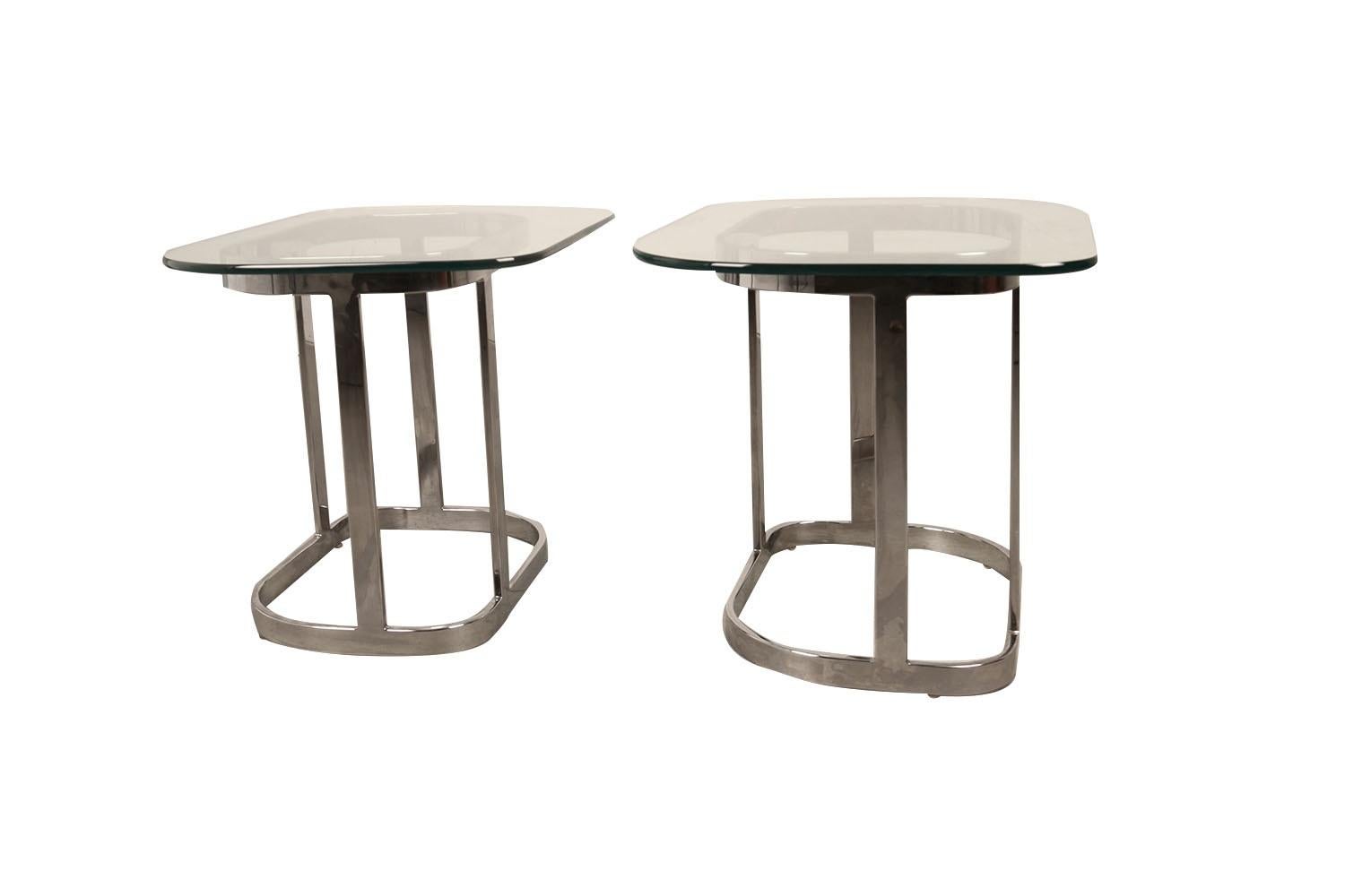 Verre Paire de tables d'appoint en verre chromé mi-siècle moderne  en vente