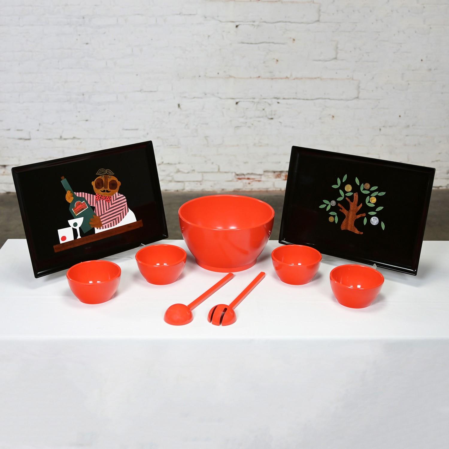 Paar Couroc-Tabletts & orangefarbenes Vintage-Salatbesteck aus Kunststoff, Mid-Century Modern  im Angebot 8