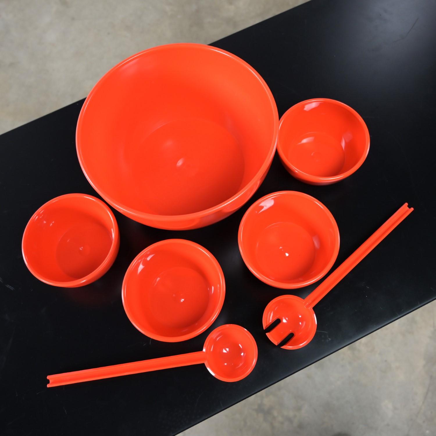 Mid-Century Modern Pair Couroc Trays & Orange Vintage Plastic Salad Serving Set  In Good Condition For Sale In Topeka, KS