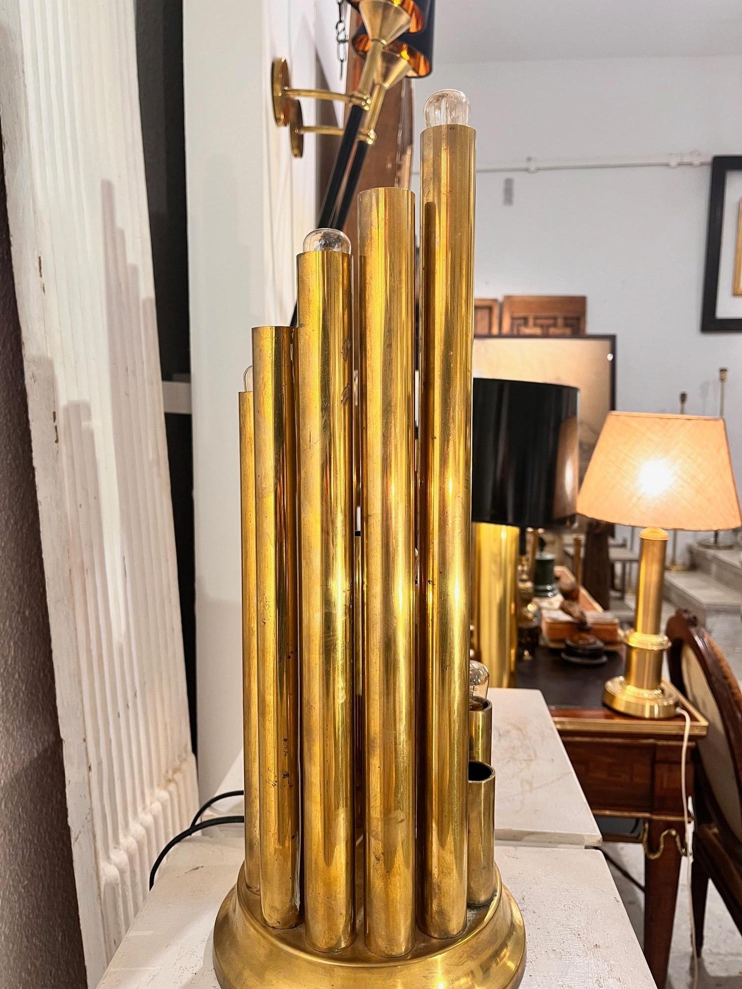 Pareja de sobremesas tubulares italianas de latón de mediados del siglo XX, de Gaetano Sciolari en venta 3