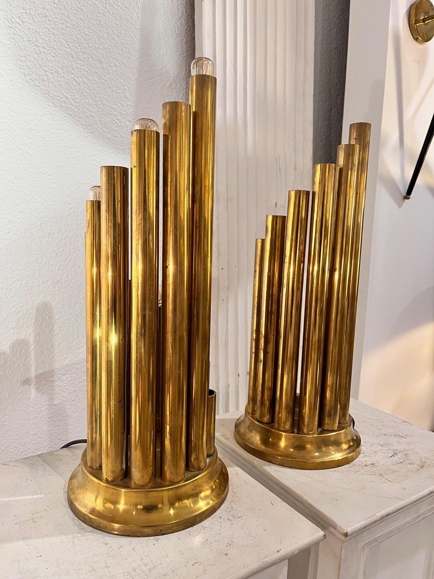 Pareja de sobremesas tubulares italianas de latón de mediados del siglo XX, de Gaetano Sciolari en venta 4