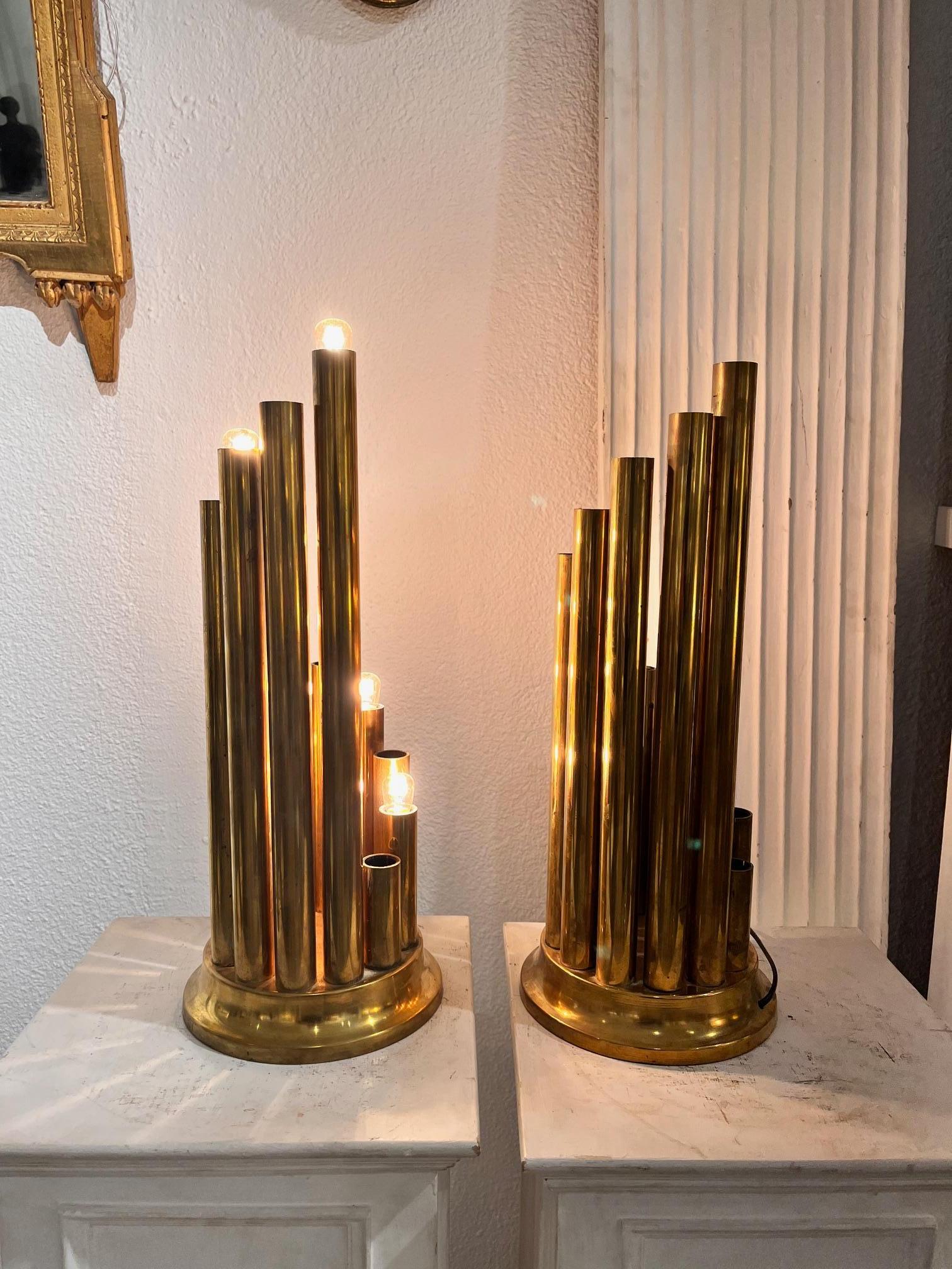 Pareja de sobremesas tubulares italianas de latón de mediados del siglo XX, de Gaetano Sciolari en venta 5