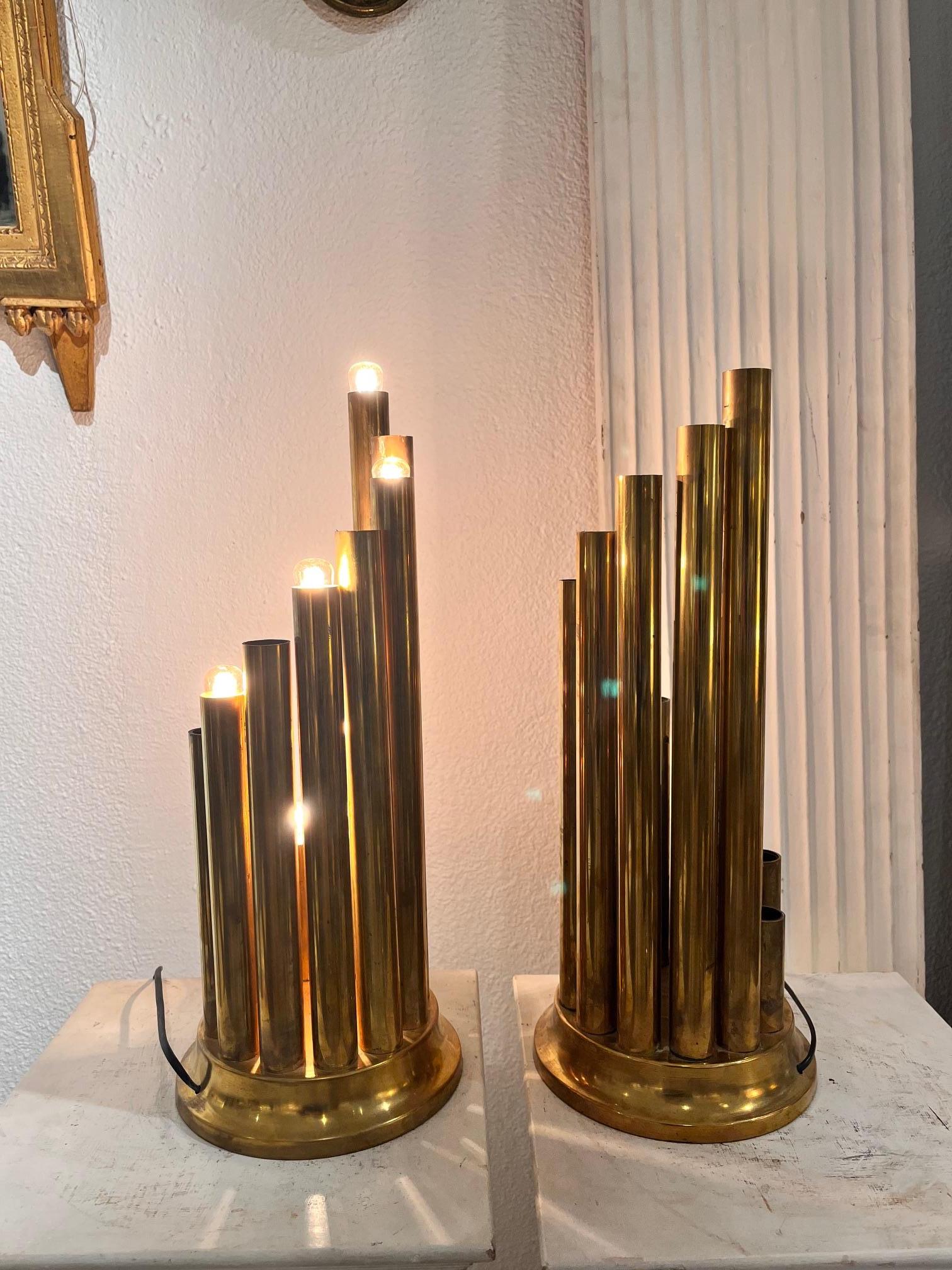 Pareja de sobremesas tubulares italianas de latón de mediados del siglo XX, de Gaetano Sciolari en venta 6