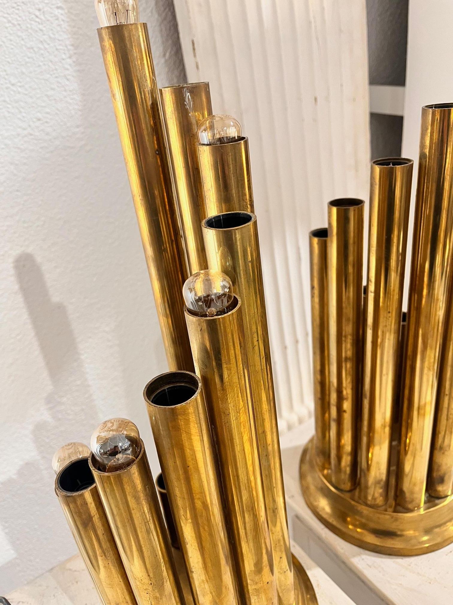 Pareja de sobremesas tubulares italianas de latón de mediados del siglo XX, de Gaetano Sciolari en venta 7