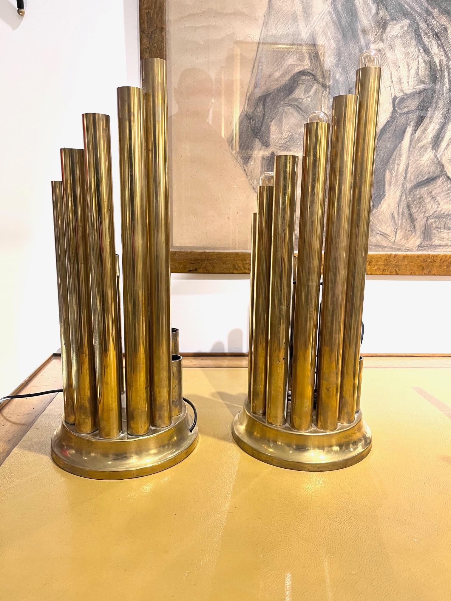 Pareja de sobremesas tubulares italianas de latón de mediados del siglo XX, de Gaetano Sciolari en venta 8