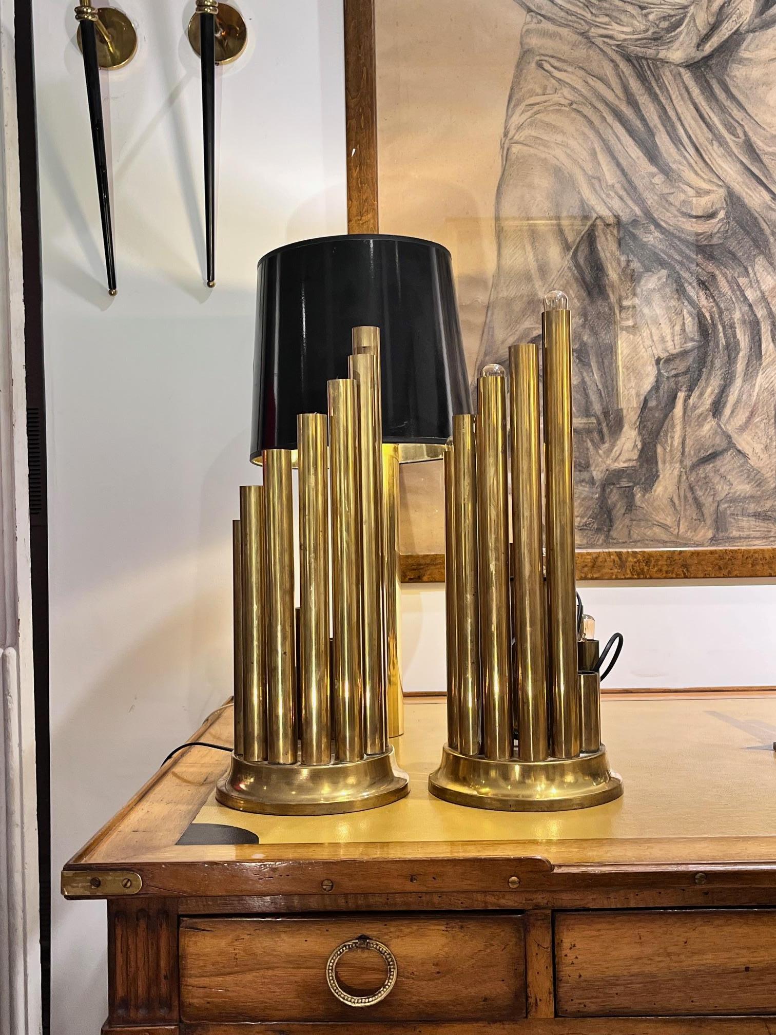 Pareja de sobremesas tubulares italianas de latón de mediados del siglo XX, de Gaetano Sciolari en venta 9