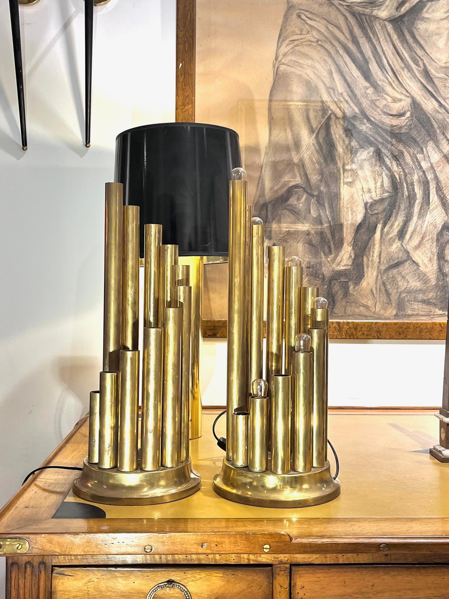 Pareja de sobremesas tubulares italianas de latón de mediados del siglo XX, de Gaetano Sciolari en venta 10