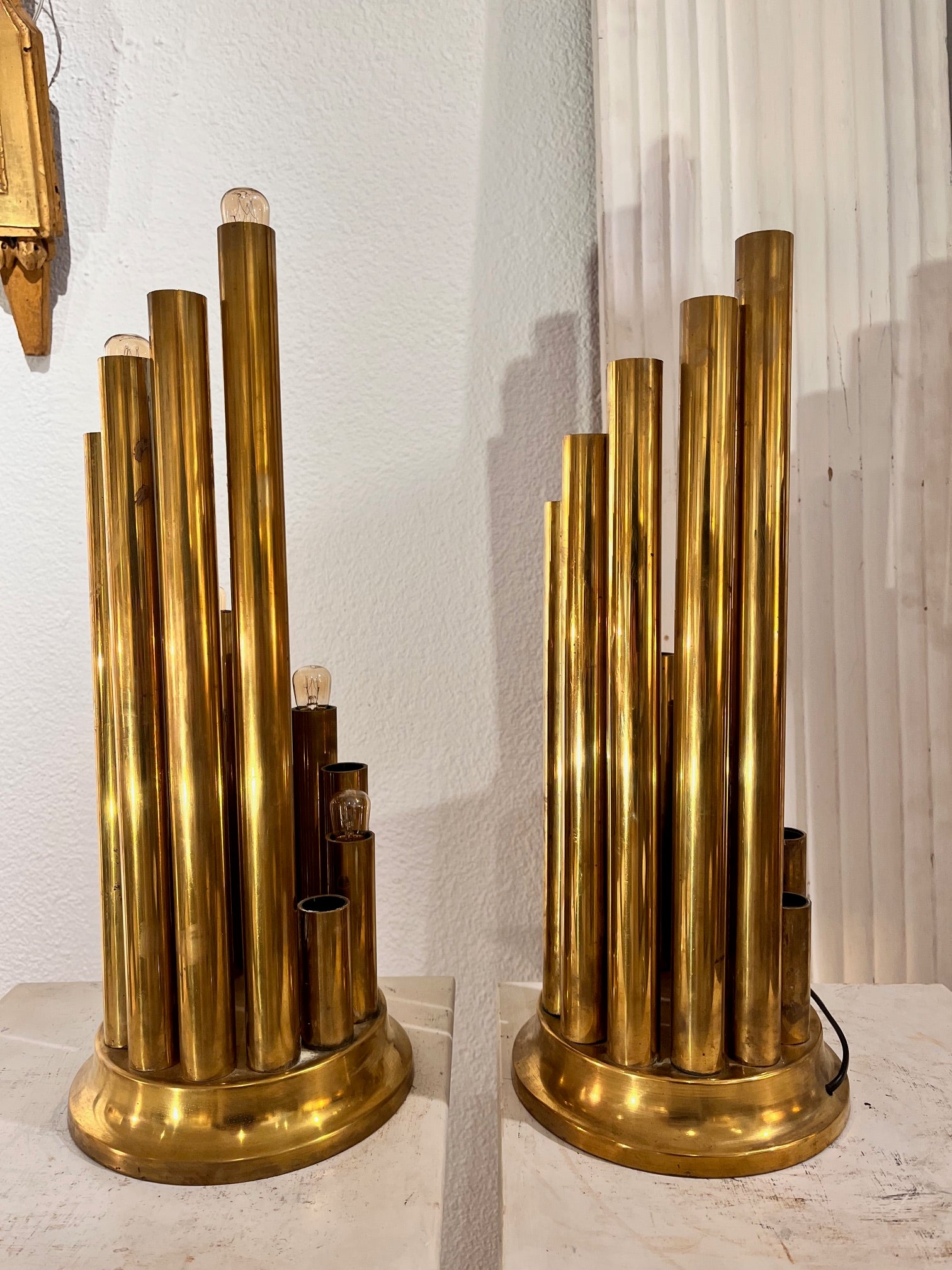 Pareja de sobremesas tubulares italianas de latón de mediados del siglo XX, de Gaetano Sciolari Moderno de mediados de siglo en venta