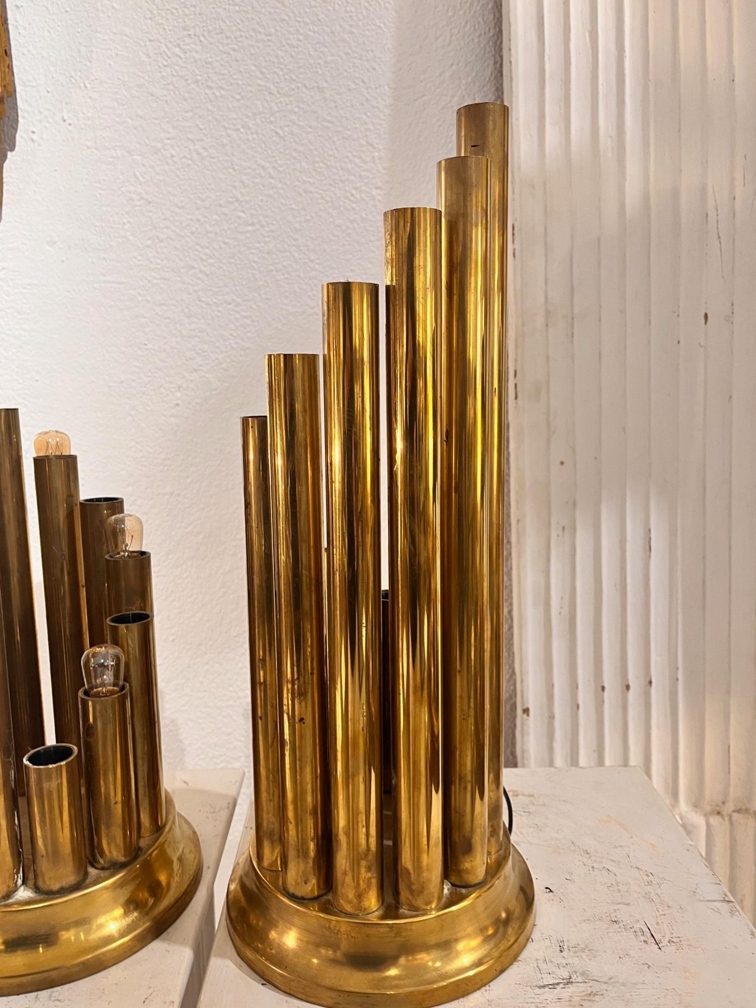 Pareja de sobremesas tubulares italianas de latón de mediados del siglo XX, de Gaetano Sciolari Dorado en venta