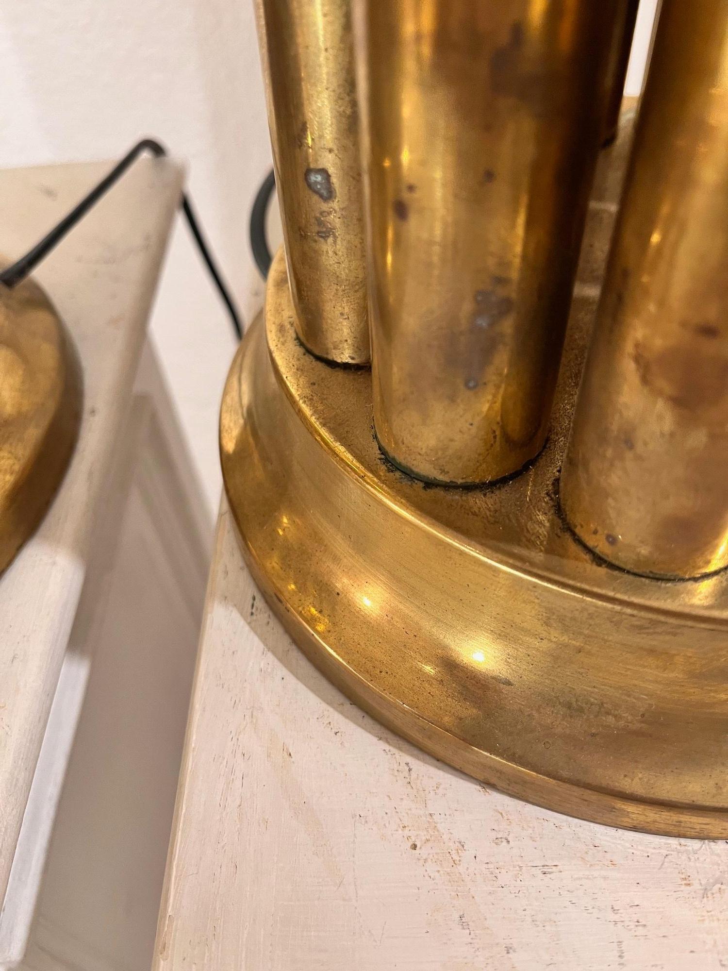 Pareja de sobremesas tubulares italianas de latón de mediados del siglo XX, de Gaetano Sciolari en venta 1