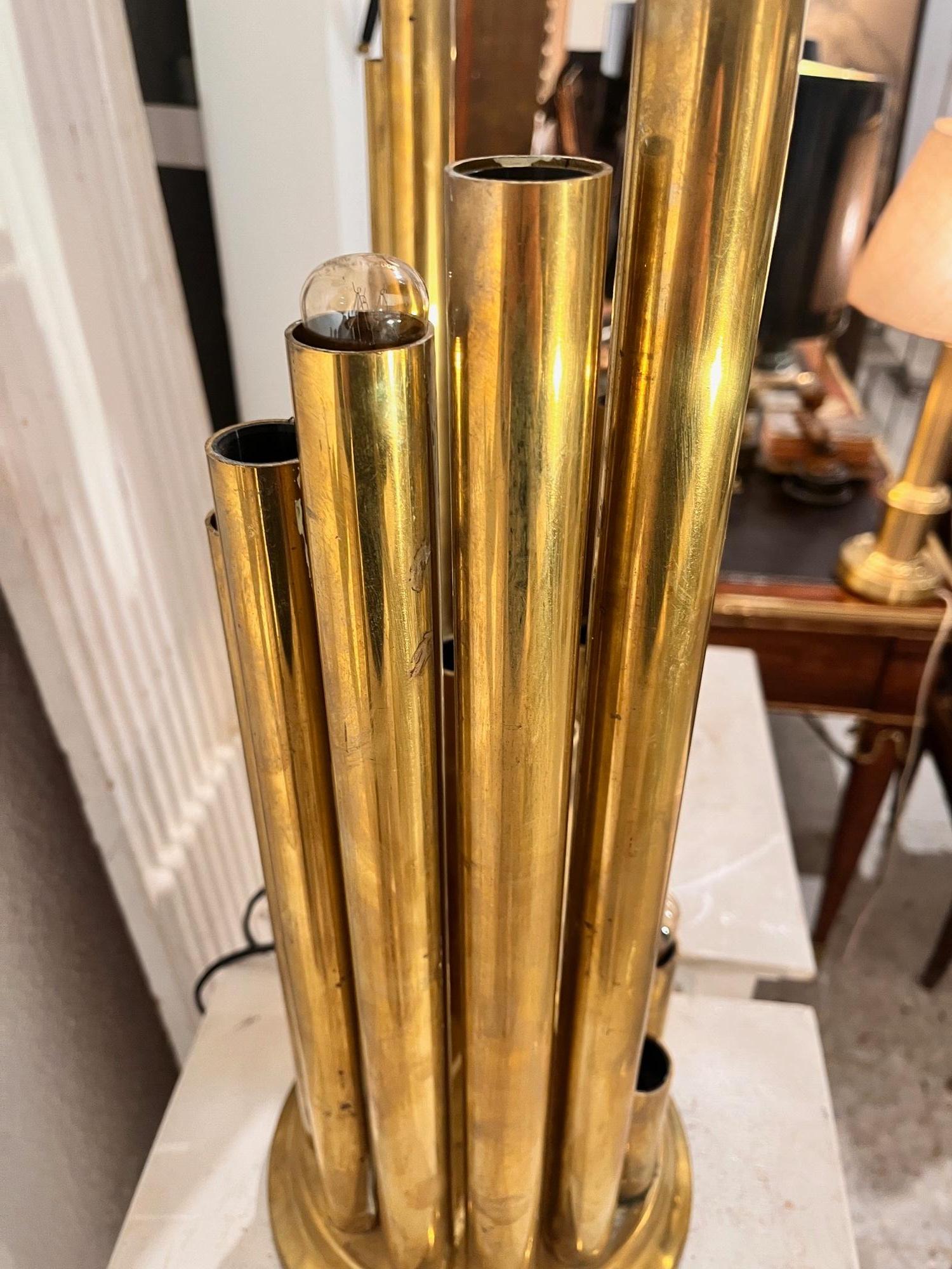 Pareja de sobremesas tubulares italianas de latón de mediados del siglo XX, de Gaetano Sciolari en venta 2