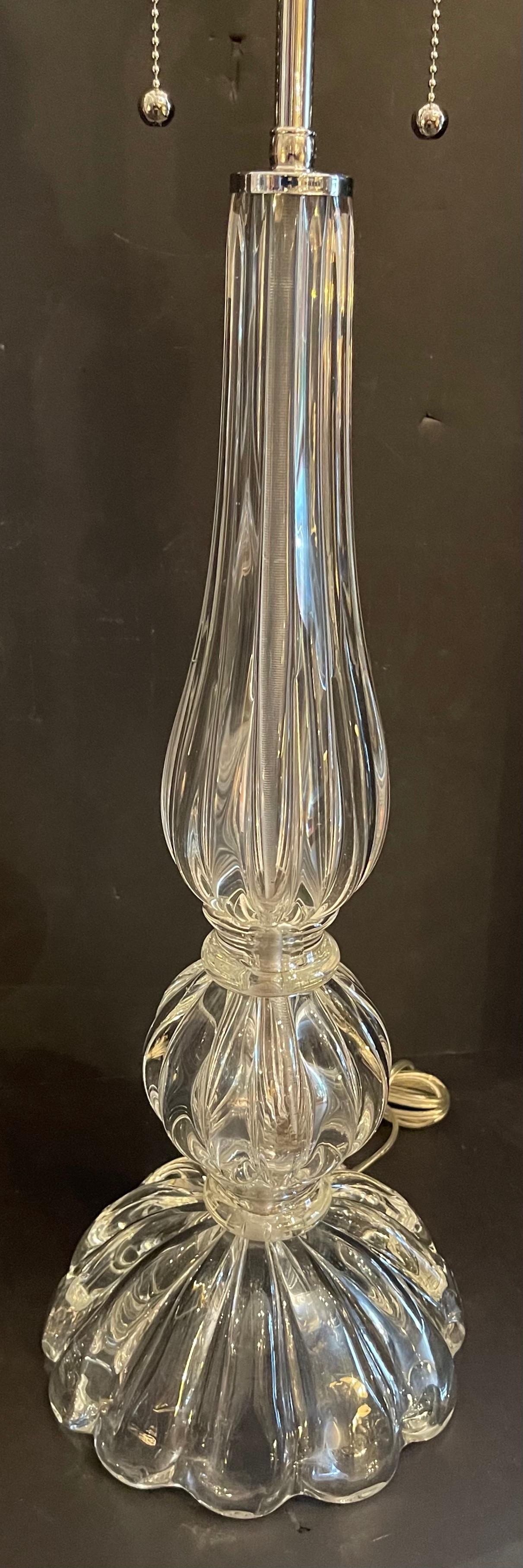 Magnifique paire de lampes en verre cannelé clair vénitien de style Murano Seguso, dans le style Art Déco, avec de nouveaux raccords et fils en nickel poli.
Acheté à Lorin Marsh.