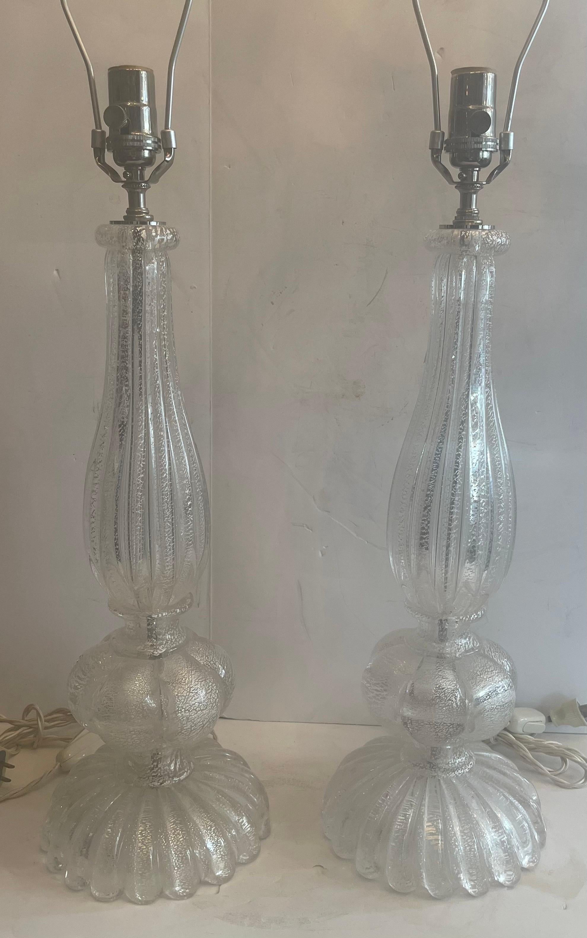 Magnifique paire de lampes en verre vénitien cannelé clair et argenté de style Art Déco, de style Murano Seguso, de la modernité du milieu du siècle dernier, avec de nouveaux raccords et fils en nickel poli.
Acheté à Lorin Marsh.
