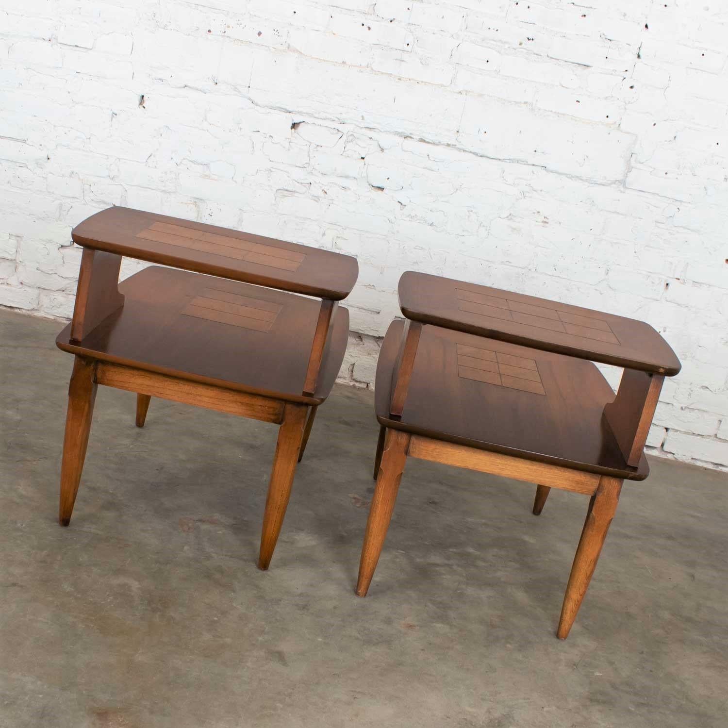Mid-Century Modern Pair of Lane Step End Tables with Inlaid Walnut Burl Style In Good Condition For Sale In Topeka, KS