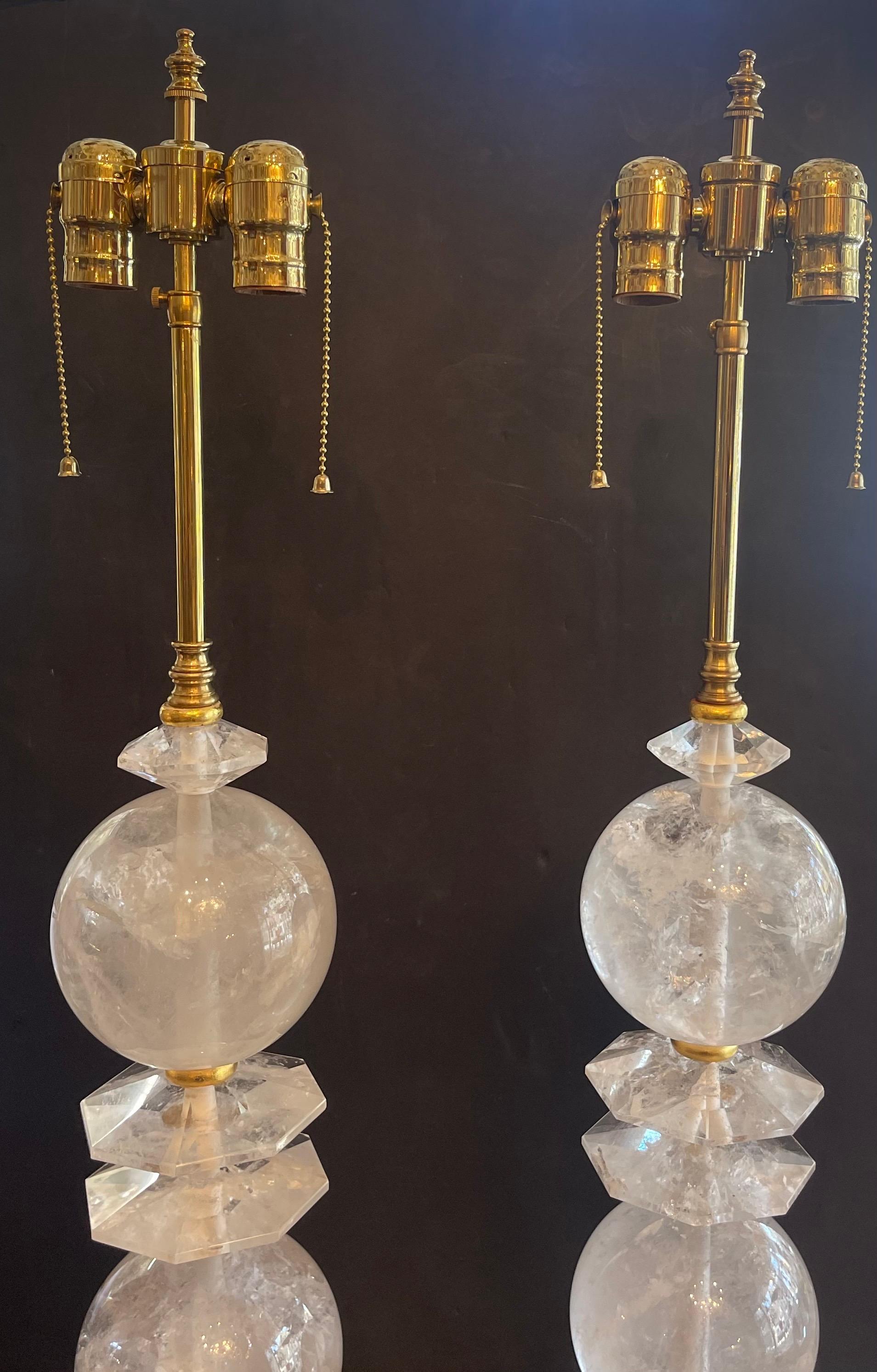 Magnifique paire de lampes de table en cristal de roche et bois doré, très rares dans cette taille, à la manière de Baguès.
Entièrement refaites avec deux prises Edison chacune et prêtes à être utilisées.