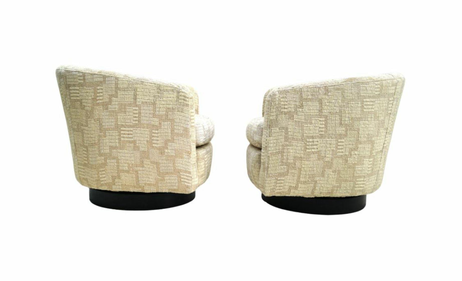 Paire de fauteuils club lounge à base pivotante de style Milo Baughman . Ils pivotent à 180 degrés. 