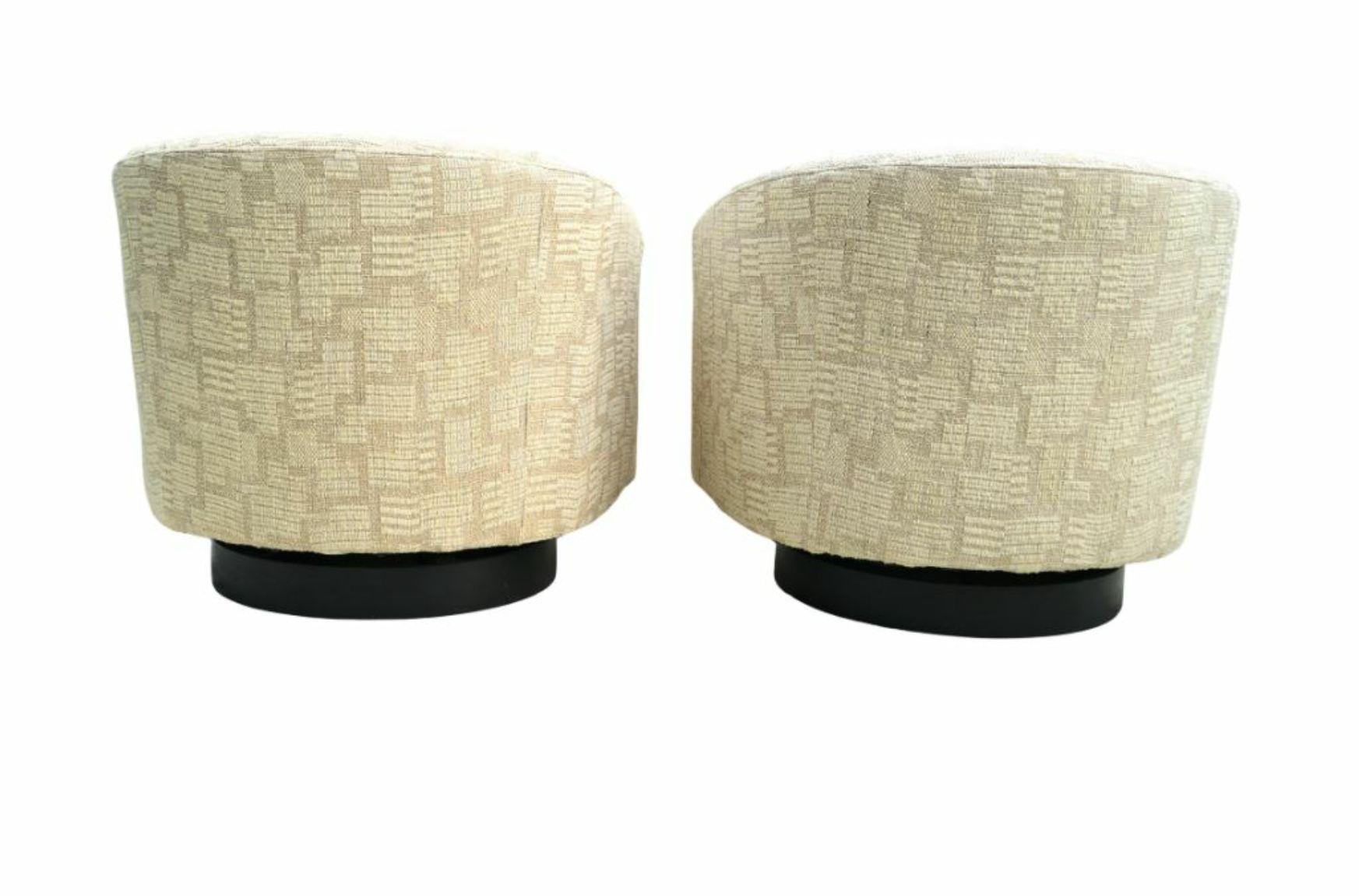 Mid-Century Modern Paire de chaises longues à base pivotante 180 style Milo Baughman, style moderne du milieu du siècle dernier en vente