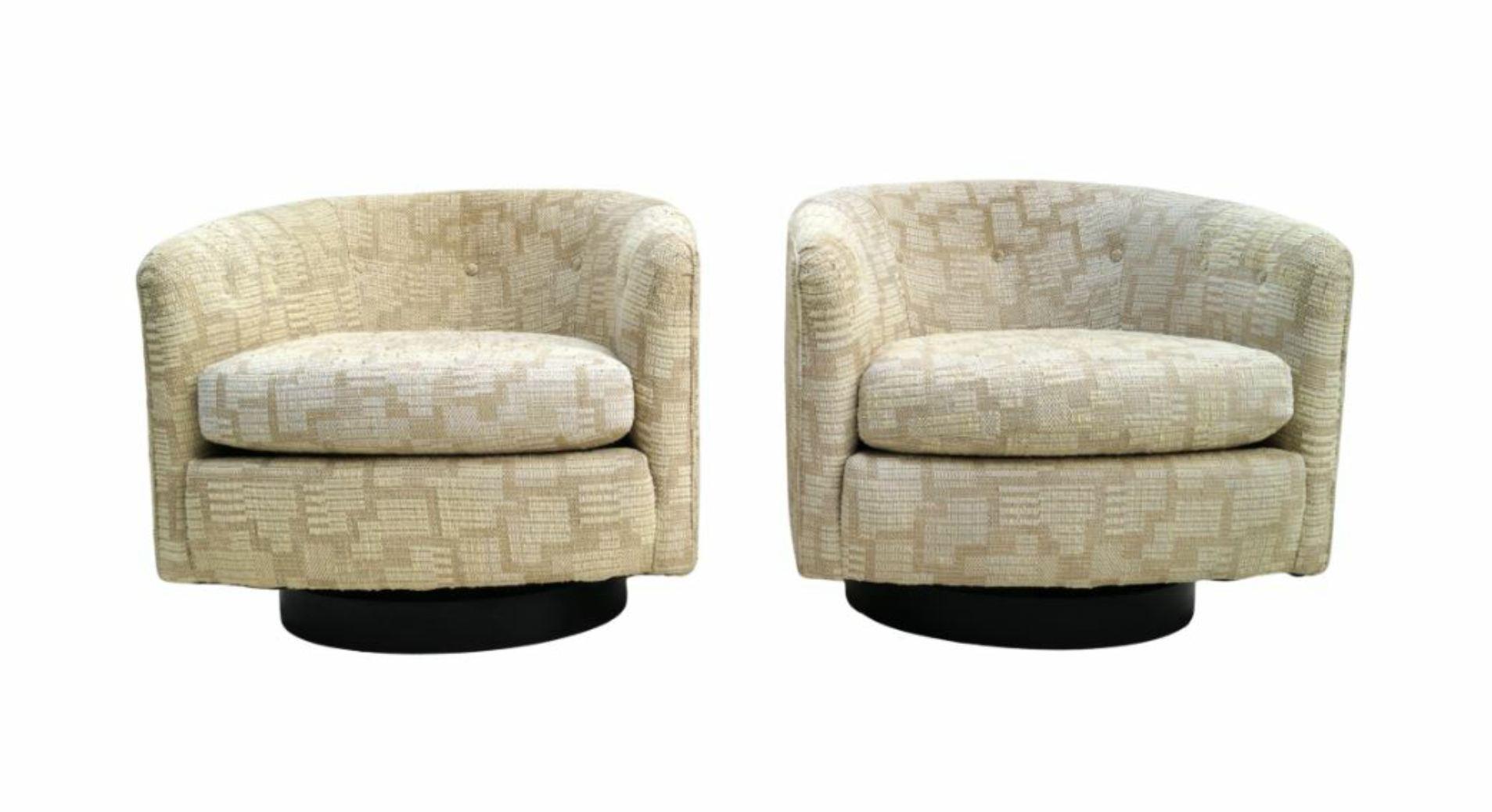 Paire de chaises longues à base pivotante 180 style Milo Baughman, style moderne du milieu du siècle dernier Bon état - En vente à Wayne, NJ