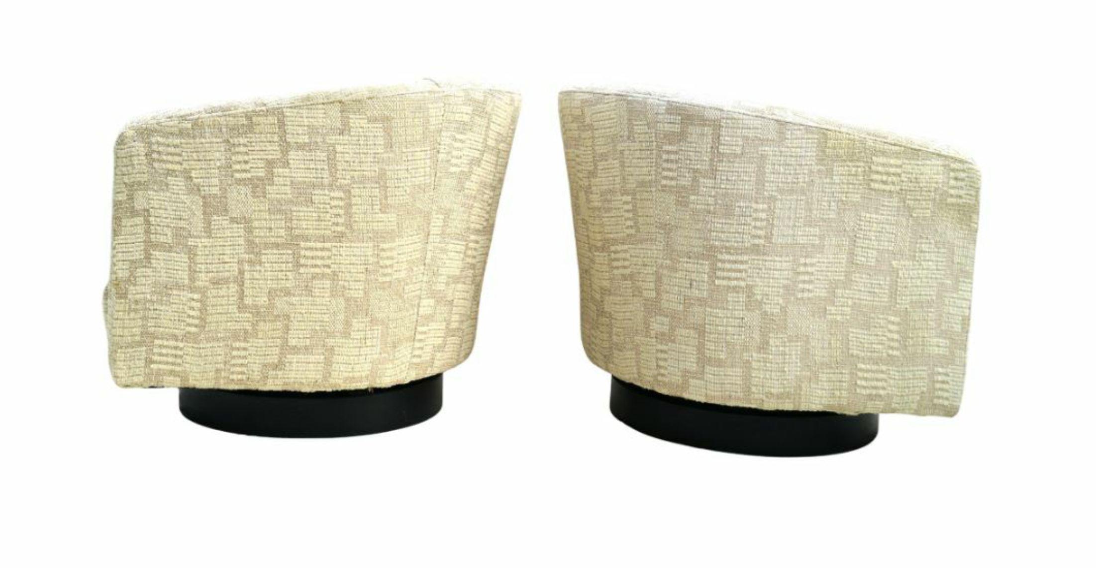 Fin du 20e siècle Paire de chaises longues à base pivotante 180 style Milo Baughman, style moderne du milieu du siècle dernier en vente