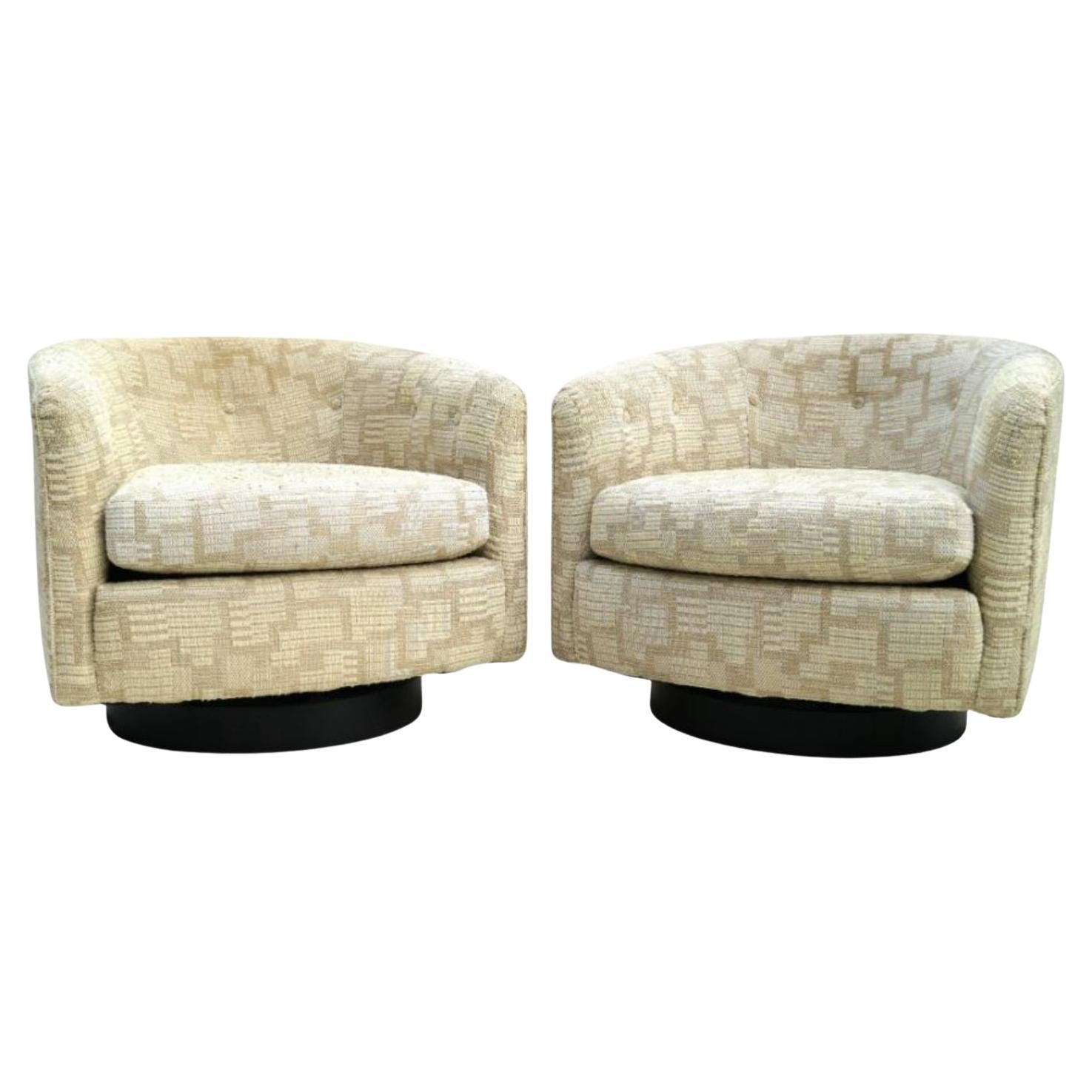 Paire de chaises longues à base pivotante 180 style Milo Baughman, style moderne du milieu du siècle dernier en vente