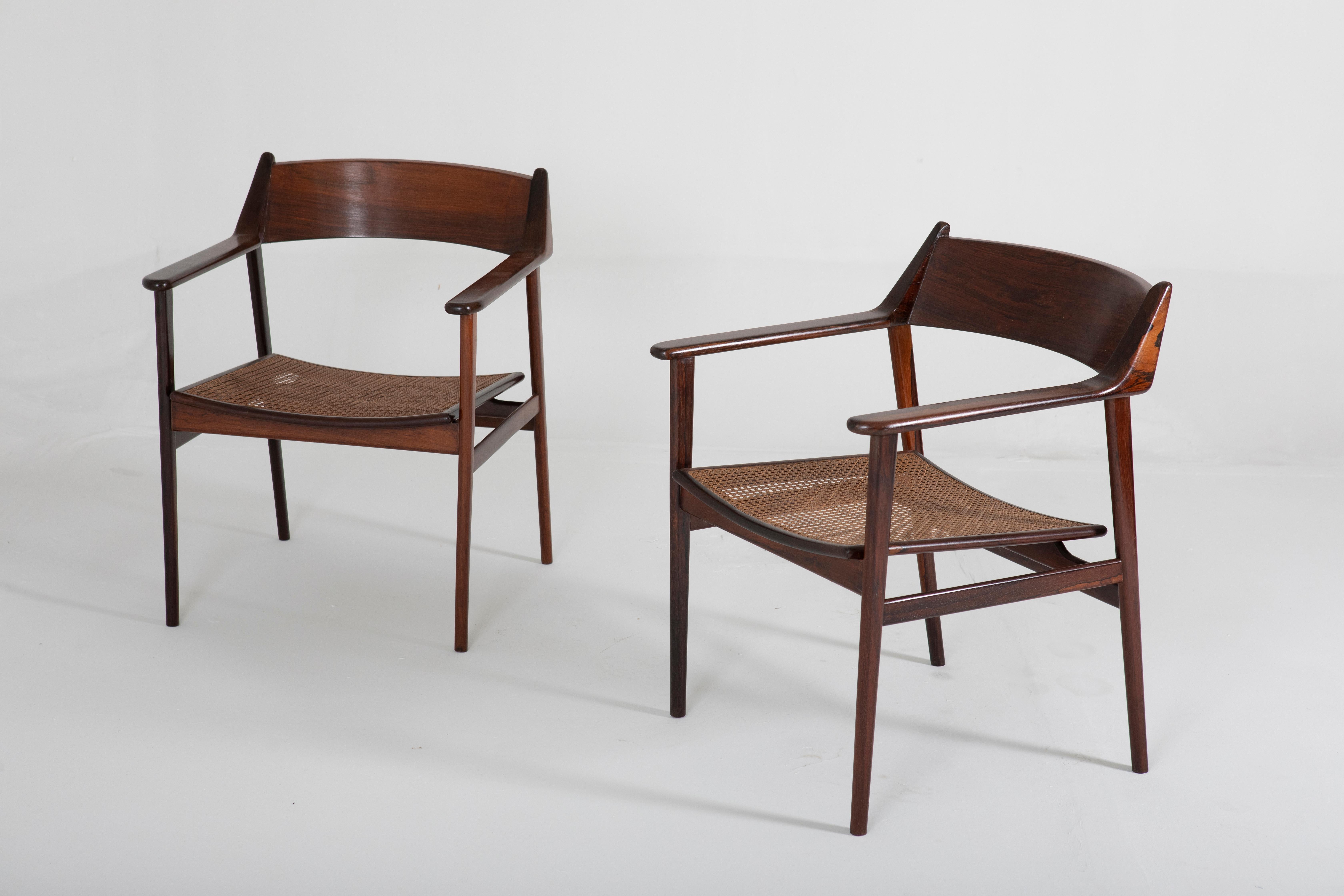 Paire de fauteuils de Móveis Cantu, années 1960.
Fabriqué par Móveis Cantu et conçu par Jorge Jabour Mauad & Osíres Cunha Meale, Brésil, vers 1960.

Fauteuil avec structure en bois massif et assise en paille, qui peut être détachée de la chaise.
