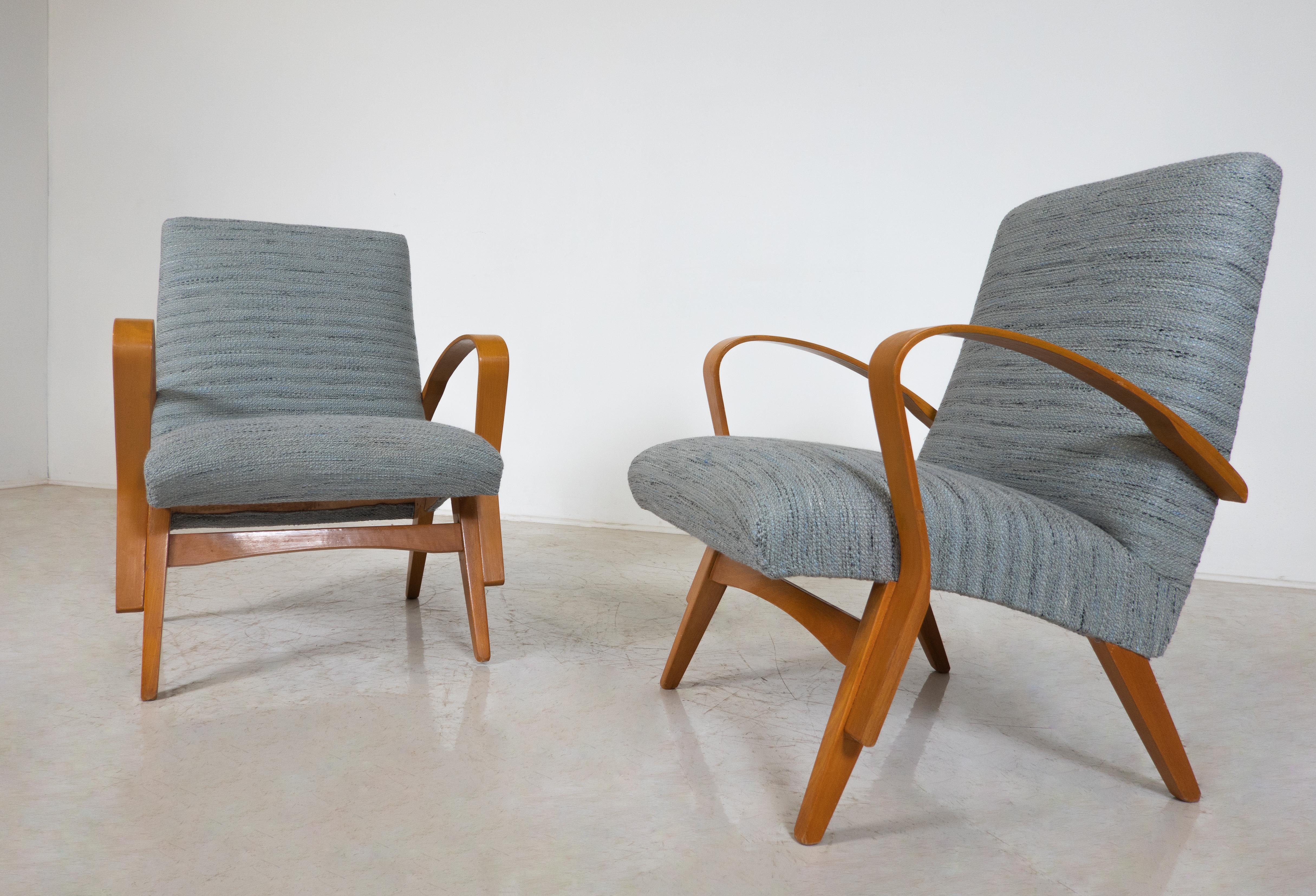 Mid-Century Modern Pair of Armchairs, 1950s, Czech Republic (New Uphostery) In Good Condition For Sale In Brussels, BE