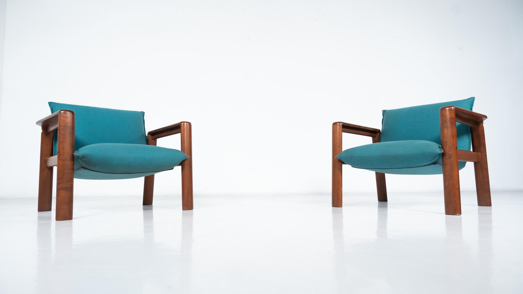 Mid-Century moderno Coppia di poltrone moderne di metà secolo, tessuto blu e Wood, Italia, anni '60 in vendita