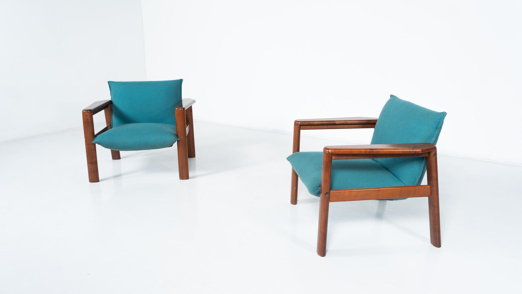 Europeo Coppia di poltrone moderne di metà secolo, tessuto blu e Wood, Italia, anni '60 in vendita