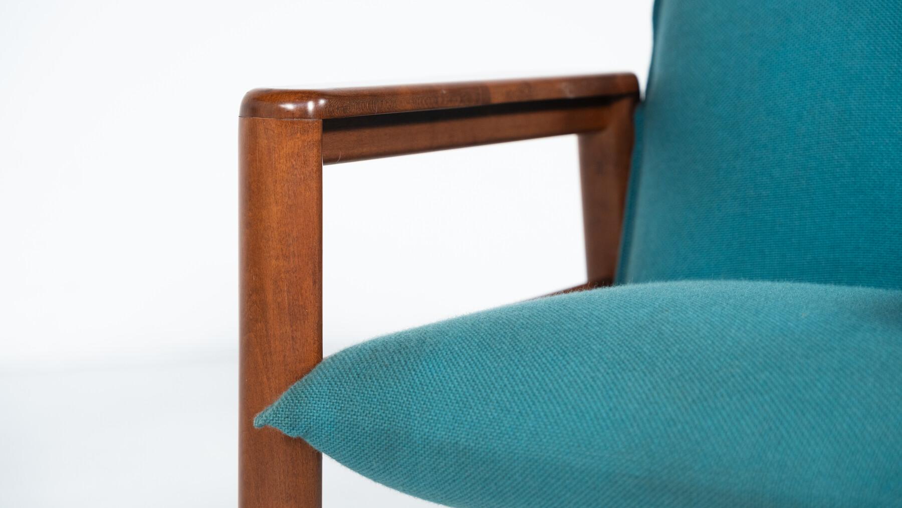 XX secolo Coppia di poltrone moderne di metà secolo, tessuto blu e Wood, Italia, anni '60 in vendita