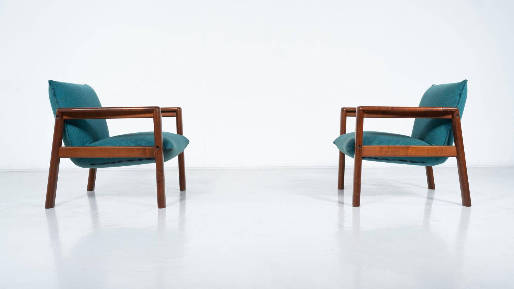 Coppia di poltrone moderne di metà secolo, tessuto blu e Wood, Italia, anni '60 in vendita 3