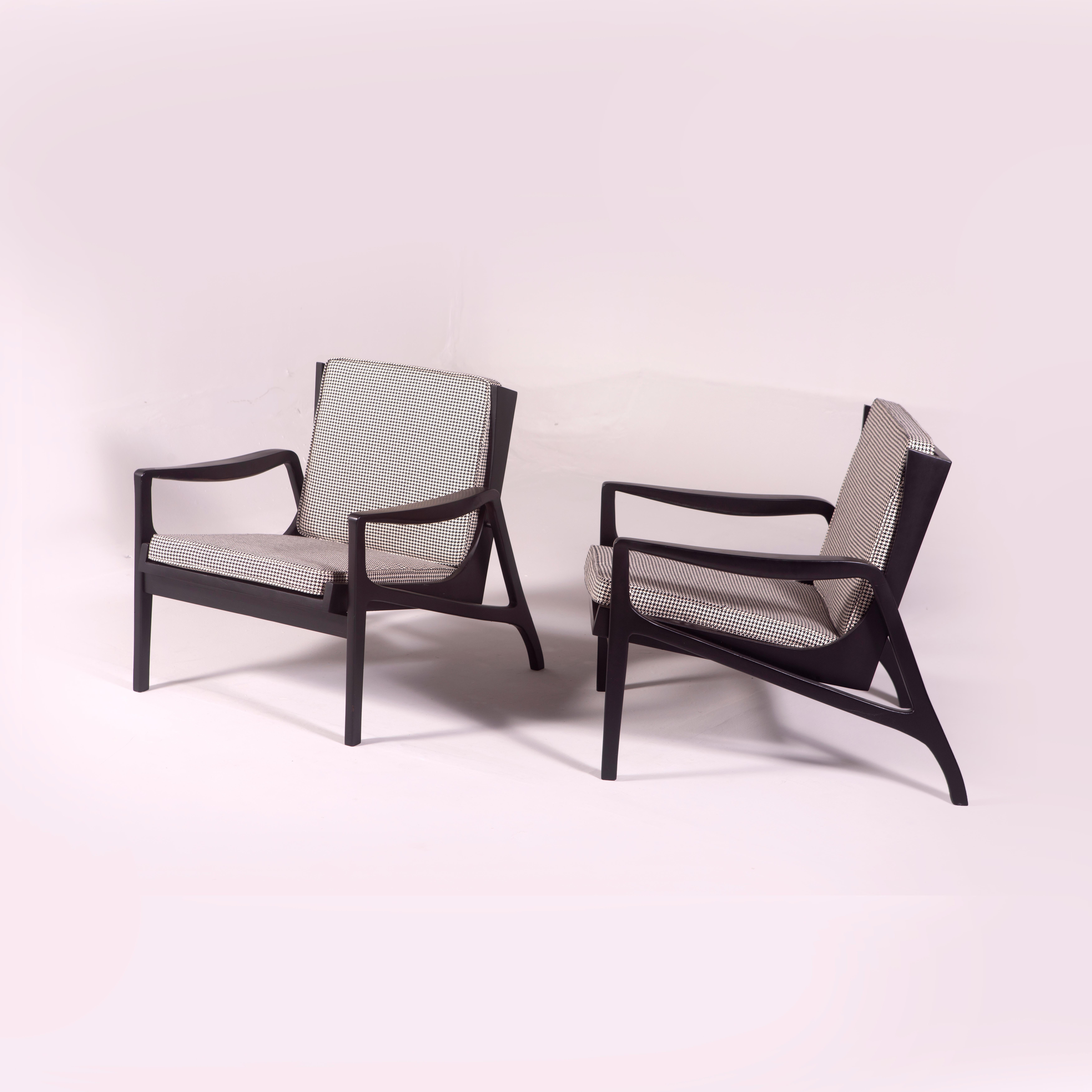 Mid-Century Modern Pair of Armchairs by Liceu de Artes e Ofícios, Brazil, 1960s

Armchair from the late 1960s, manufactured by Liceu de Artes e Ofícios, Brazil.
Structure in ebonized solid wood, with its loose cushions covered in fabric with black
