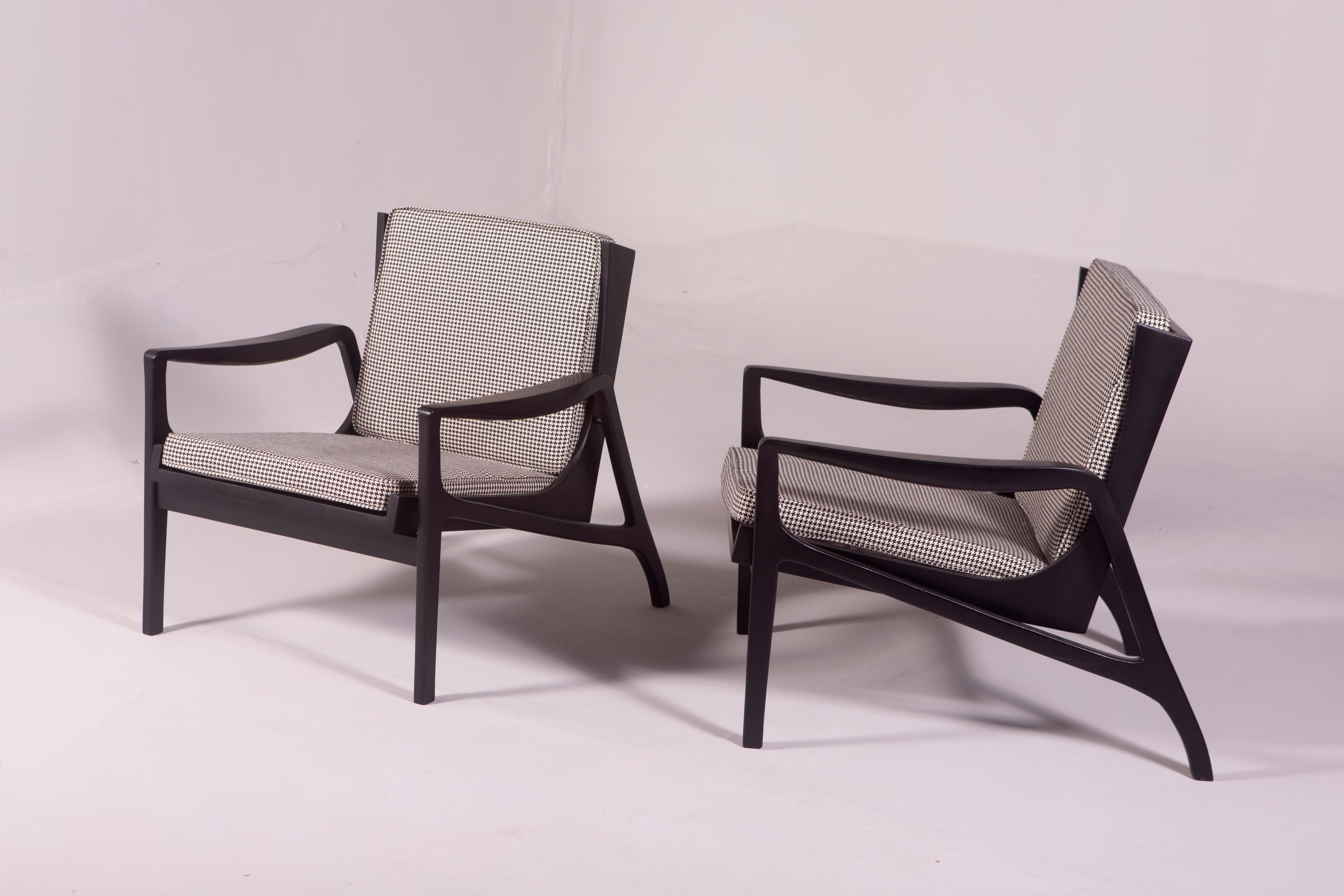 Mid-Century Modern Pair of Armchairs by Brazilian Designer, Brazil, 1970s

Armchair from the early 70s manufactured by an unidentified Brazilian designer.
Structure in ebonized solid wood, with its loose cushions covered in fabric with black and