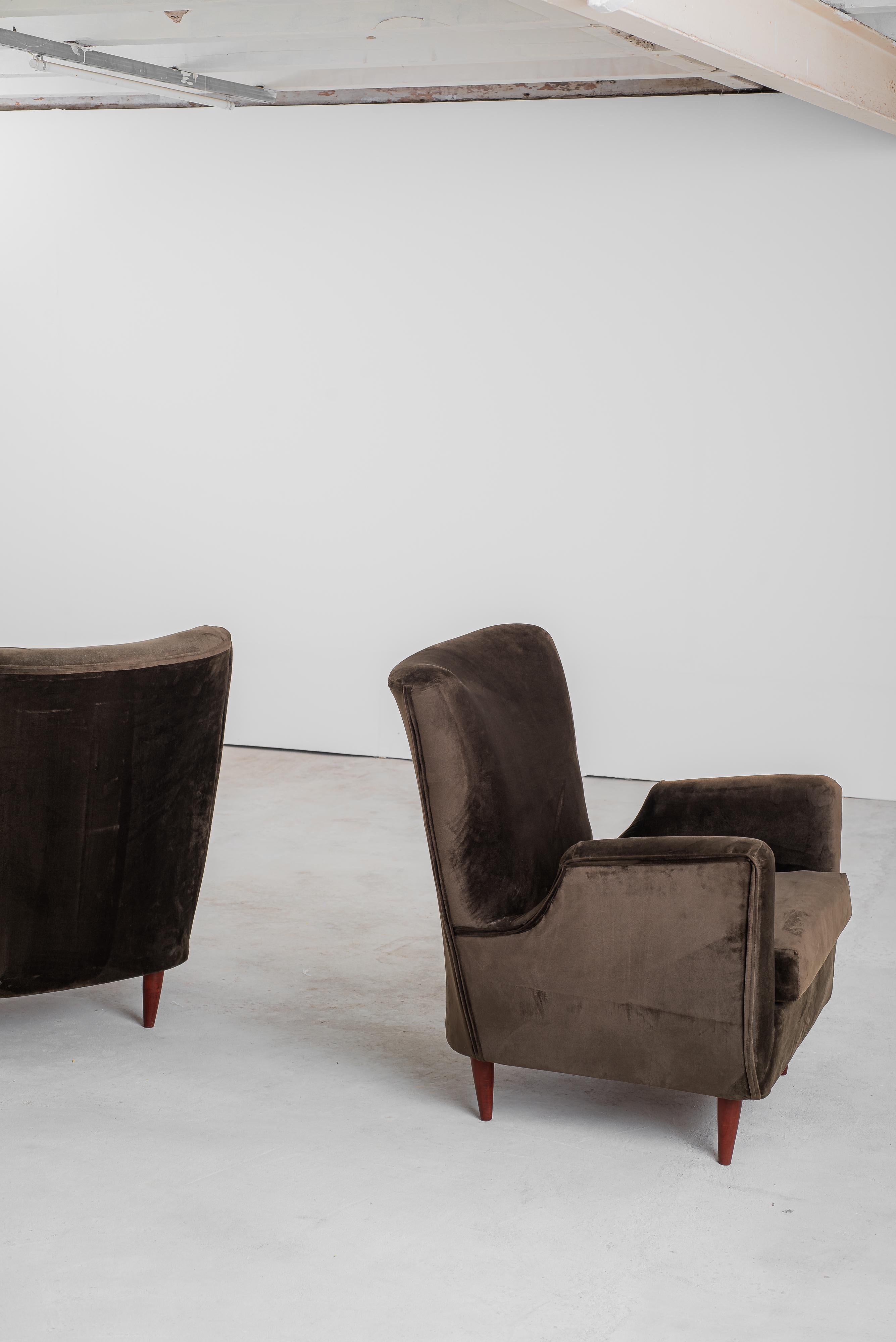 Mid-Century Modern Pair of Armchairs by Carlo Hauner, 1960s

Pair of armchairs with dark green suede upholstery and solid wood stick legs. 