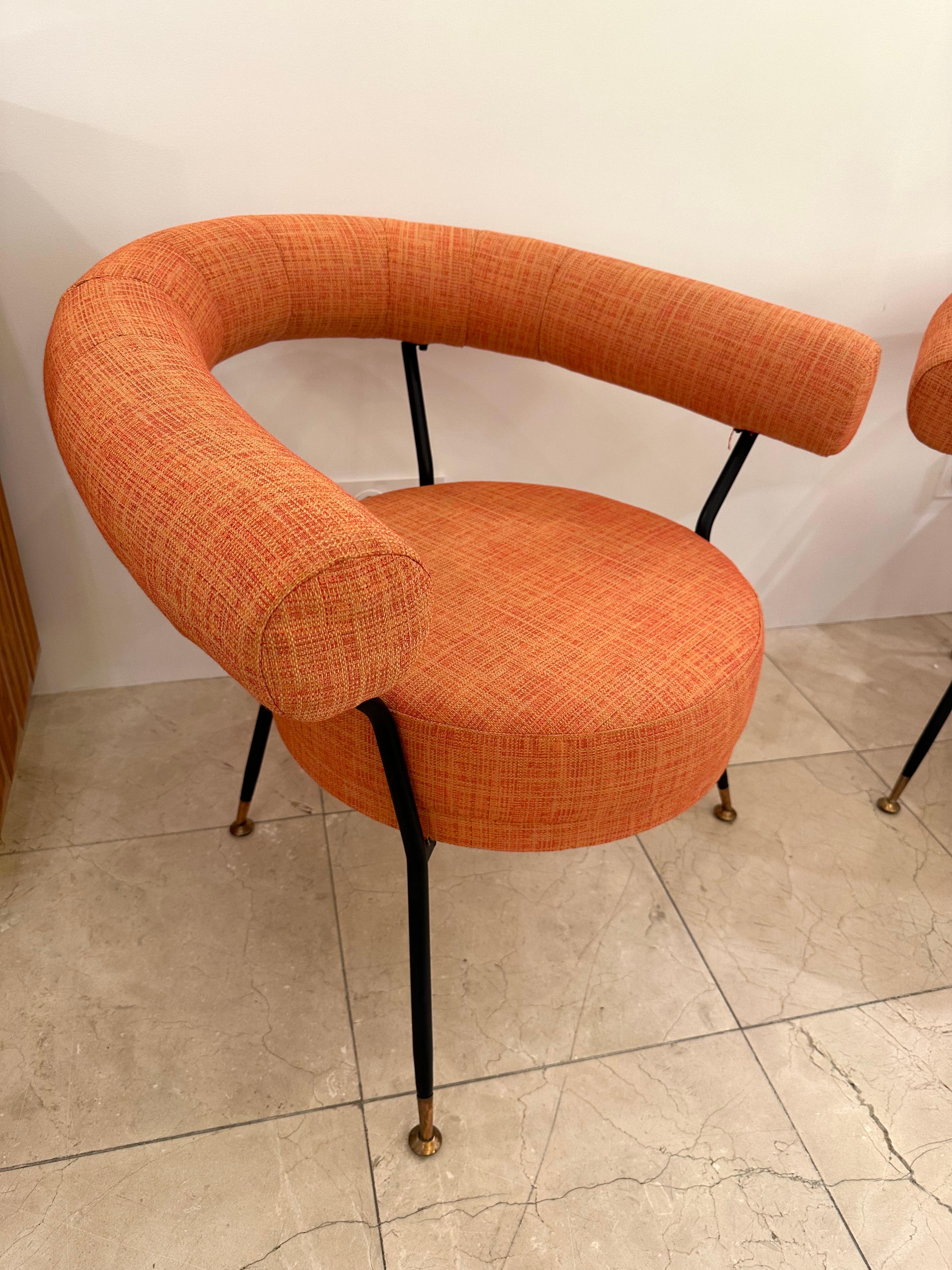 Rare paire de fauteuils lounge chairs italiens mid-century modern de l'éditeur IPE Bologna Italy. Structure en métal noir, laiton. Nouvelle tapisserie d'ameublement,  reupholstered. Des designers célèbres comme Gio Ponti, Gianfranco Frattini,