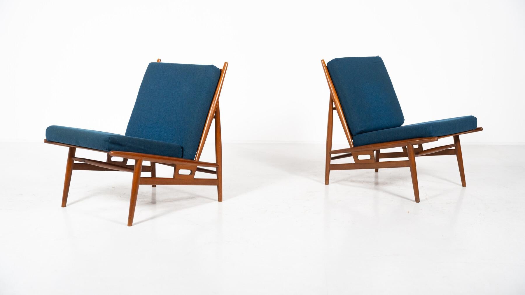 Tessuto Coppia di poltrone moderne di metà secolo di Isa, Italia, anni '60 in vendita